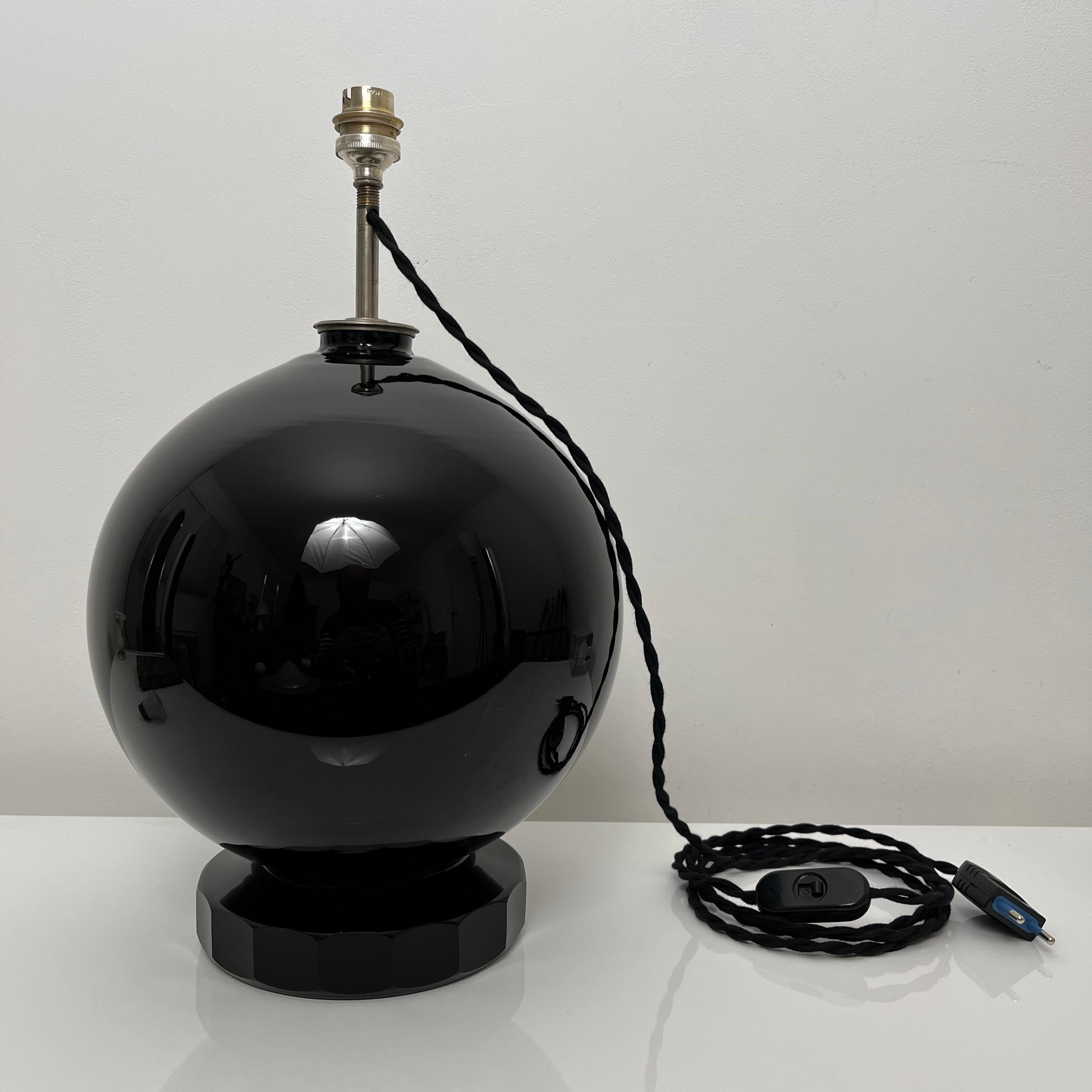 Pied de lampe sphérique en opaline noire de style et d'époque Art Deco. A rapprocher du travail de Jacques Adnet, célèbre Décorateur français. 

Belles dimensions  : 
24 cms de diamètre. 
Hauteur totale douille incluse : 40 cms 
Rarement vendu dans