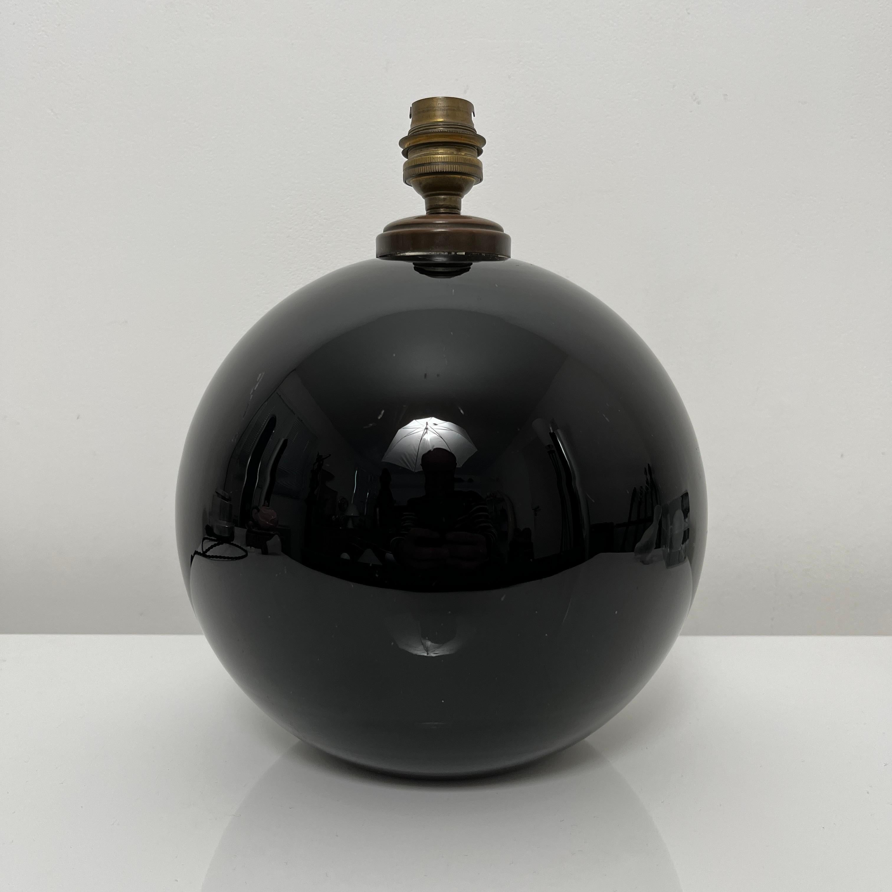 Art Deco Lampe De Bureau Sphérique style Jacques Adnet, Verre Opalin Noir, France, 1930 For Sale