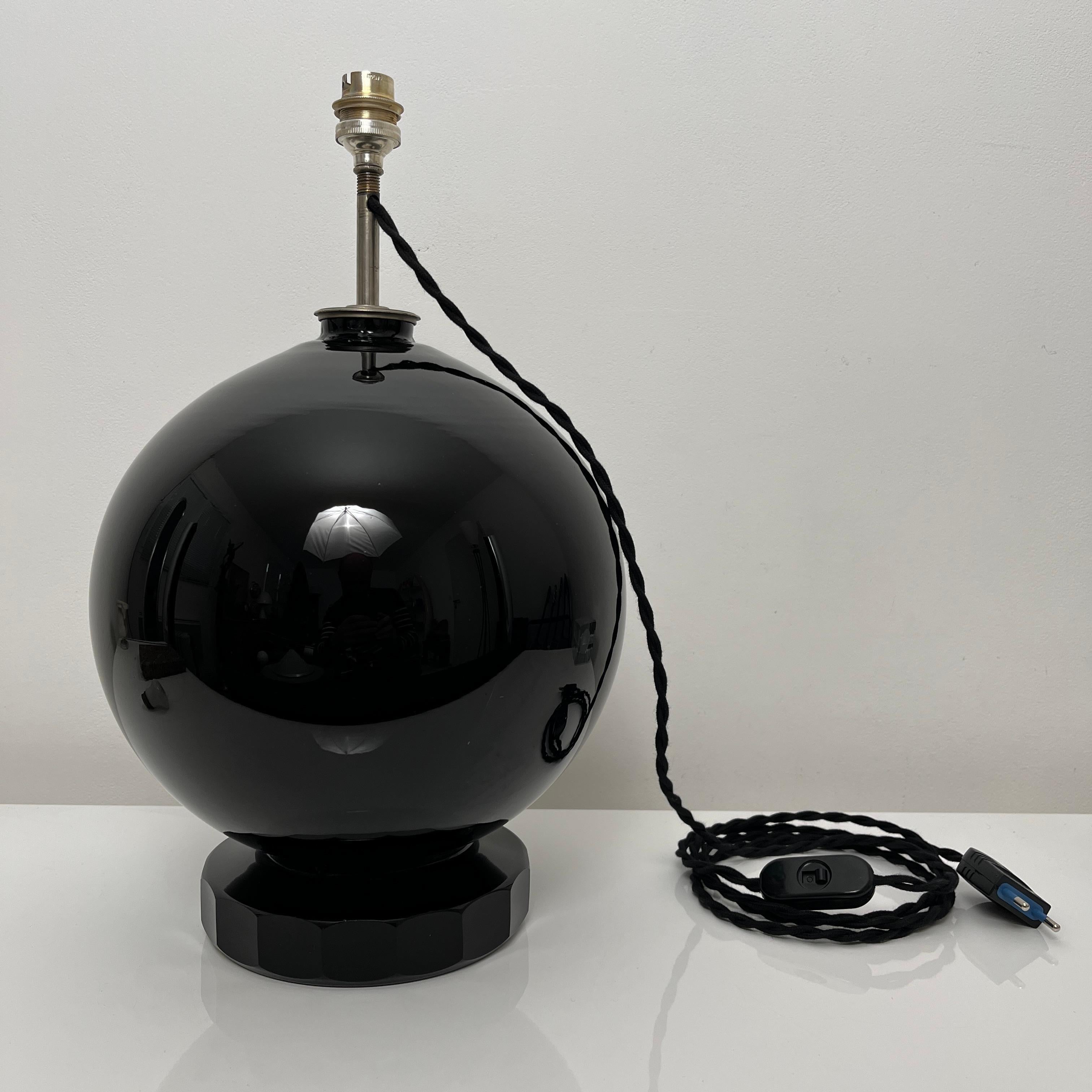 Art déco Lampe De Bureau Sphérique style Jacques Adnet, Verre Opalin Noir, France, 1930 en vente