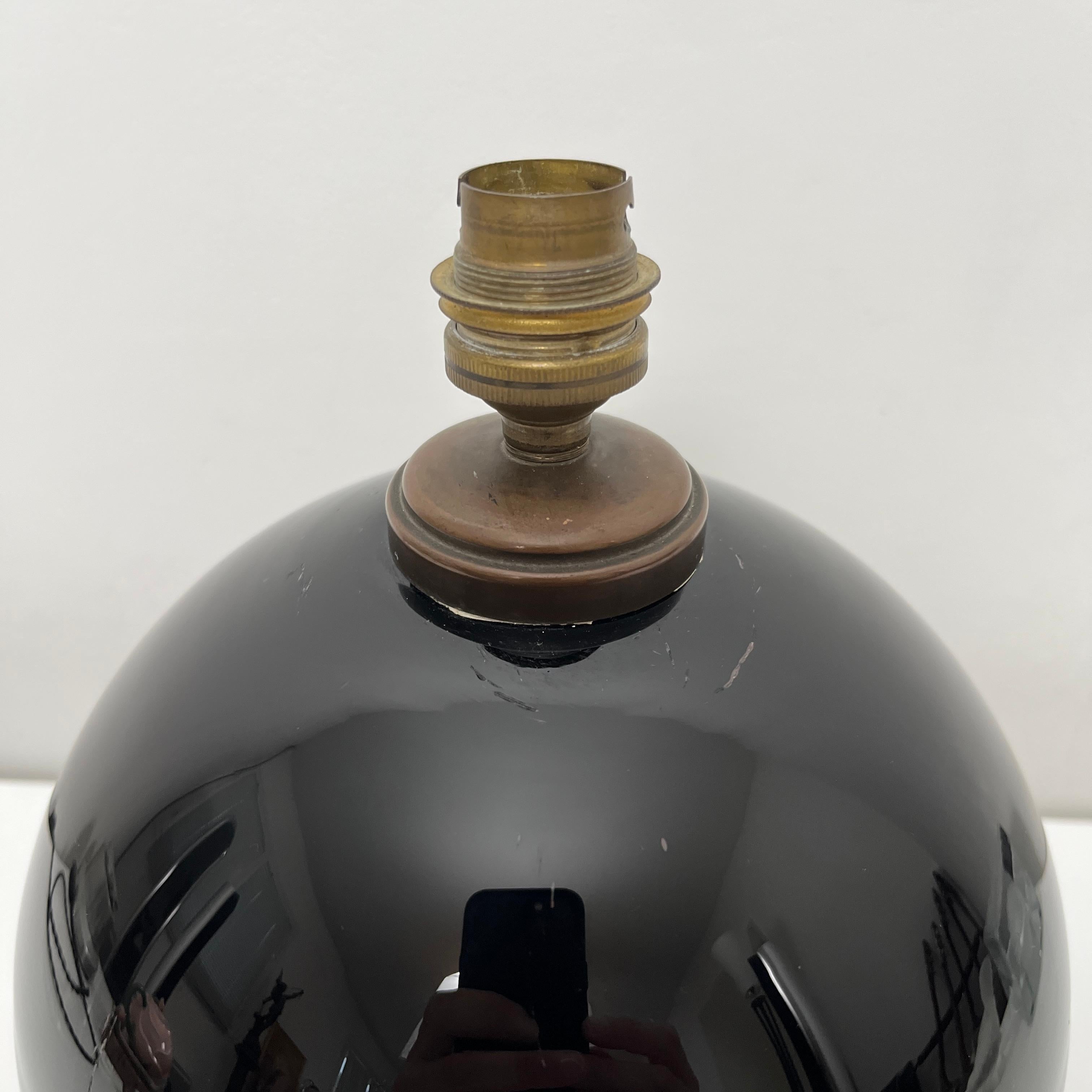 French Lampe De Bureau Sphérique style Jacques Adnet, Verre Opalin Noir, France, 1930 For Sale