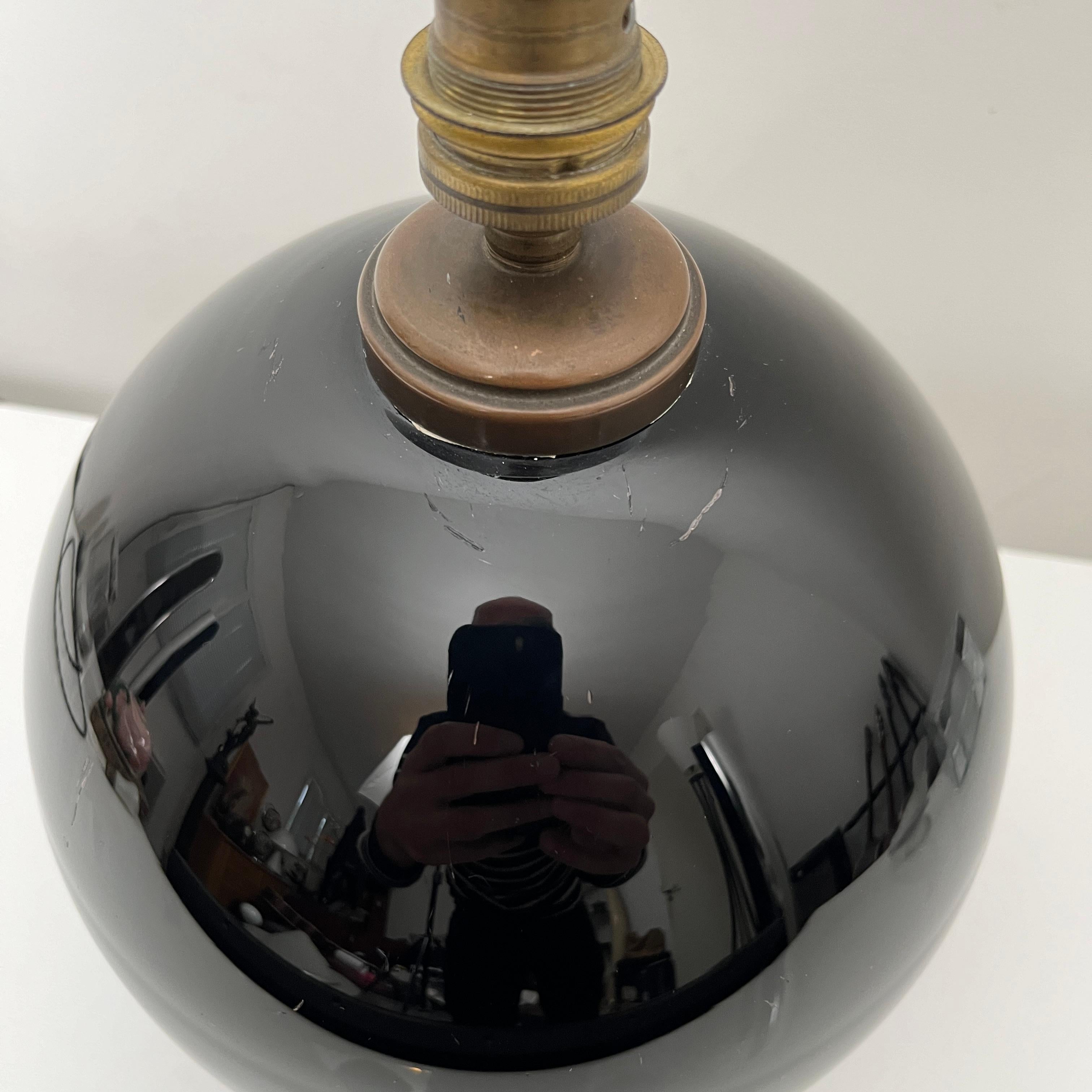 Lampe De Bureau Sphérique style Jacques Adnet, Verre Opalin Noir, France, 1930 In Fair Condition For Sale In PONT-AUDEMER, FR