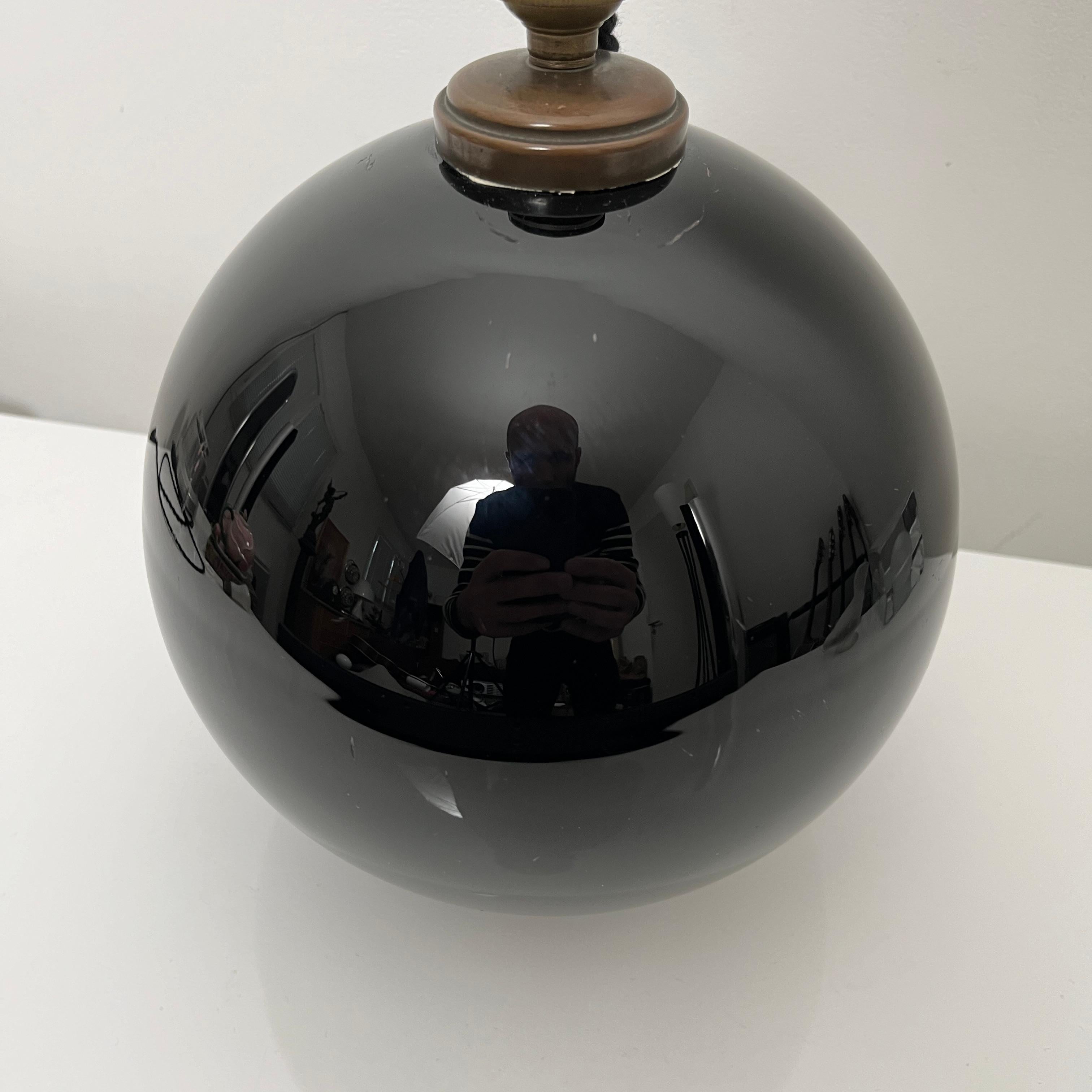 Mid-20th Century Lampe De Bureau Sphérique style Jacques Adnet, Verre Opalin Noir, France, 1930 For Sale