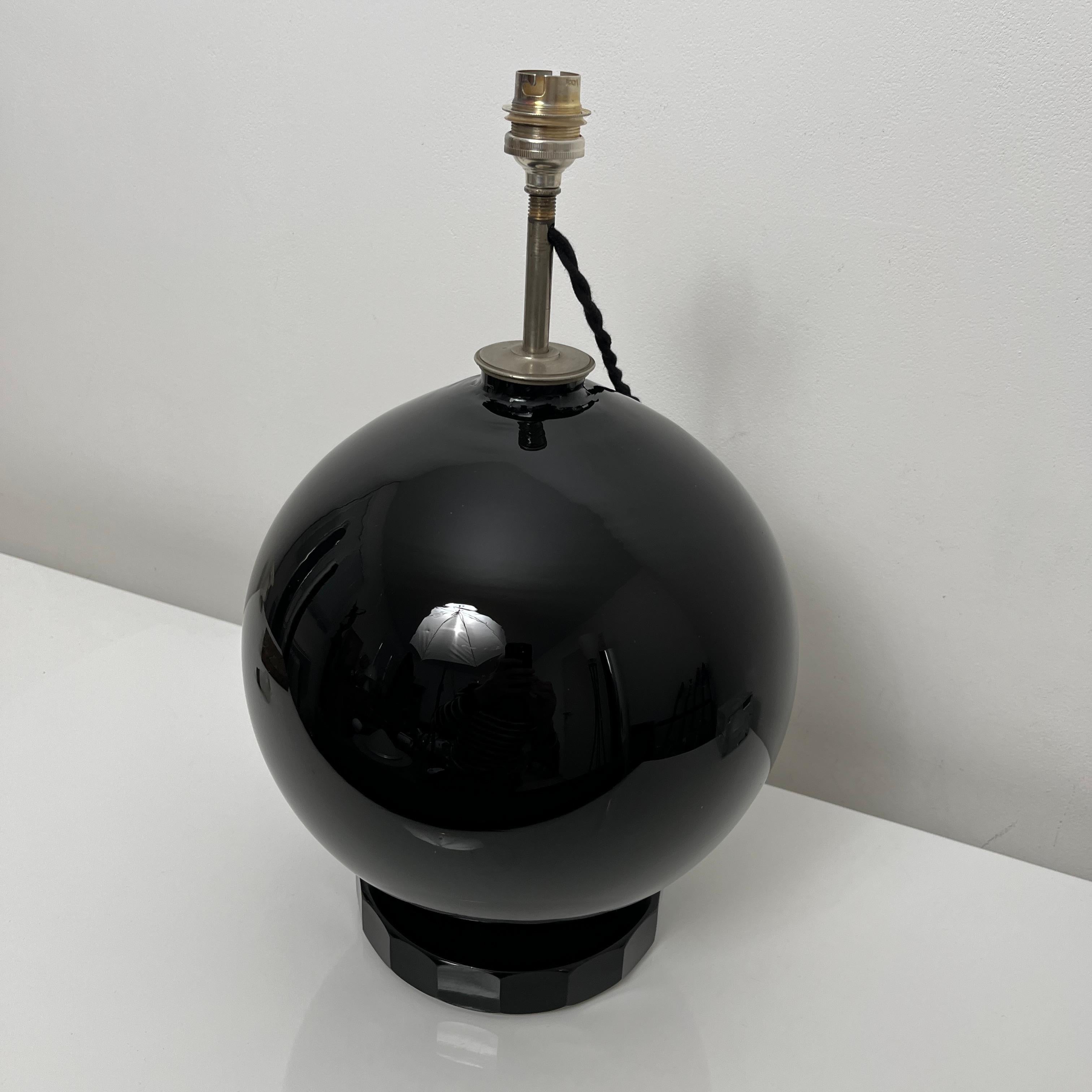 Lampe De Bureau Sphérique style Jacques Adnet, Verre Opalin Noir, France, 1930 en vente 1