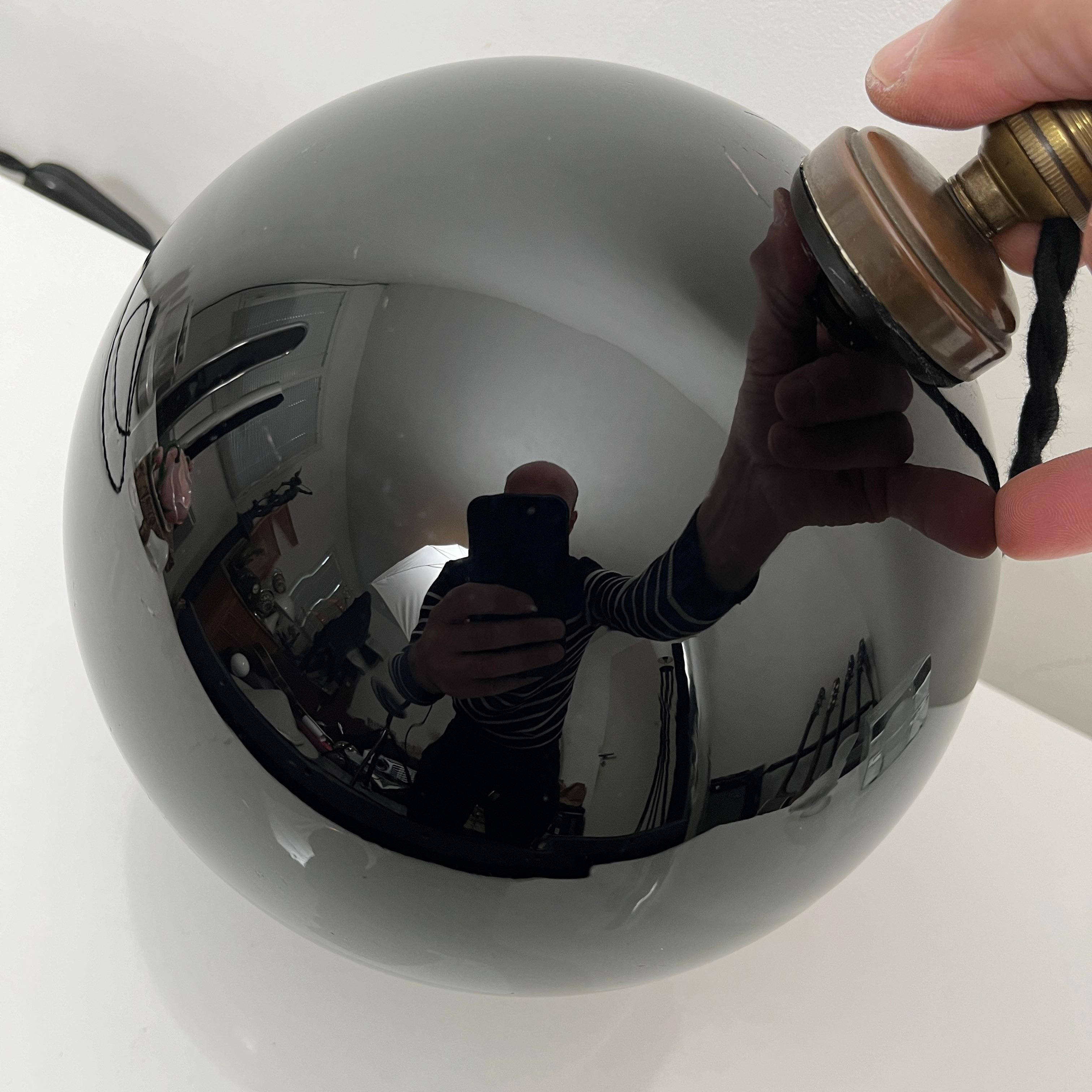 Lampe De Bureau Sphérique style Jacques Adnet, Verre Opalin Noir, France, 1930 For Sale 2