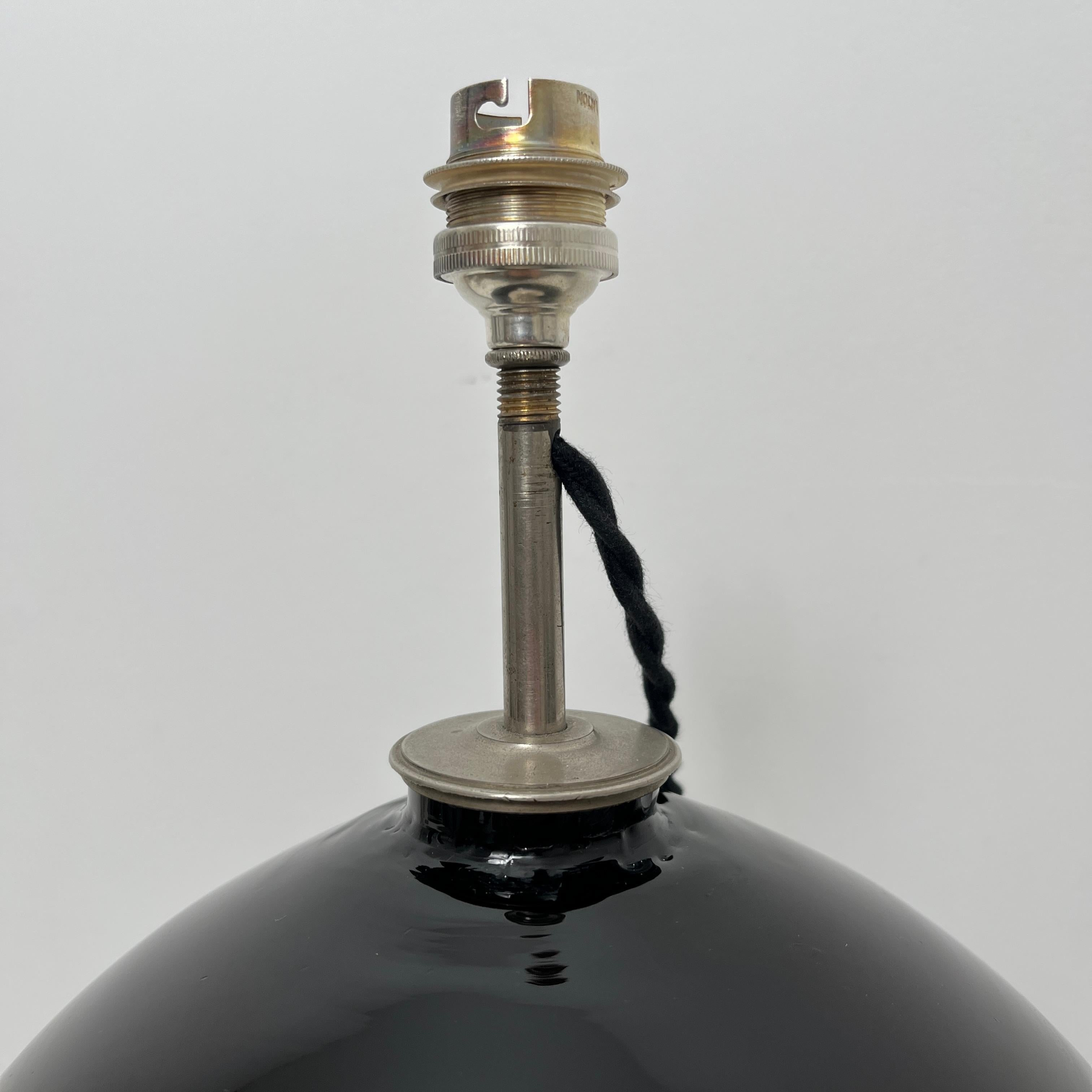 Lampe De Bureau Sphérique style Jacques Adnet, Verre Opalin Noir, France, 1930 en vente 2