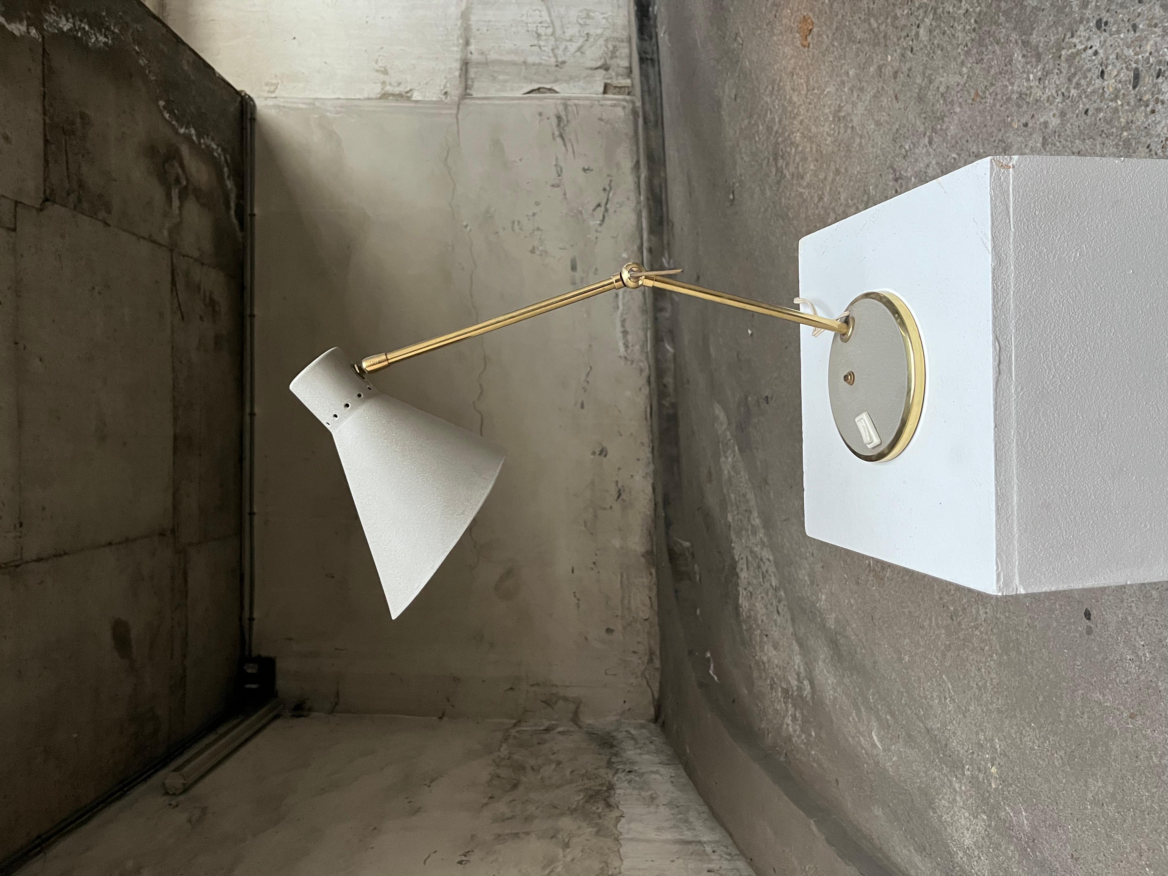 Superbe lampe de bureau française vintage en metal laqué et laiton de la marque 