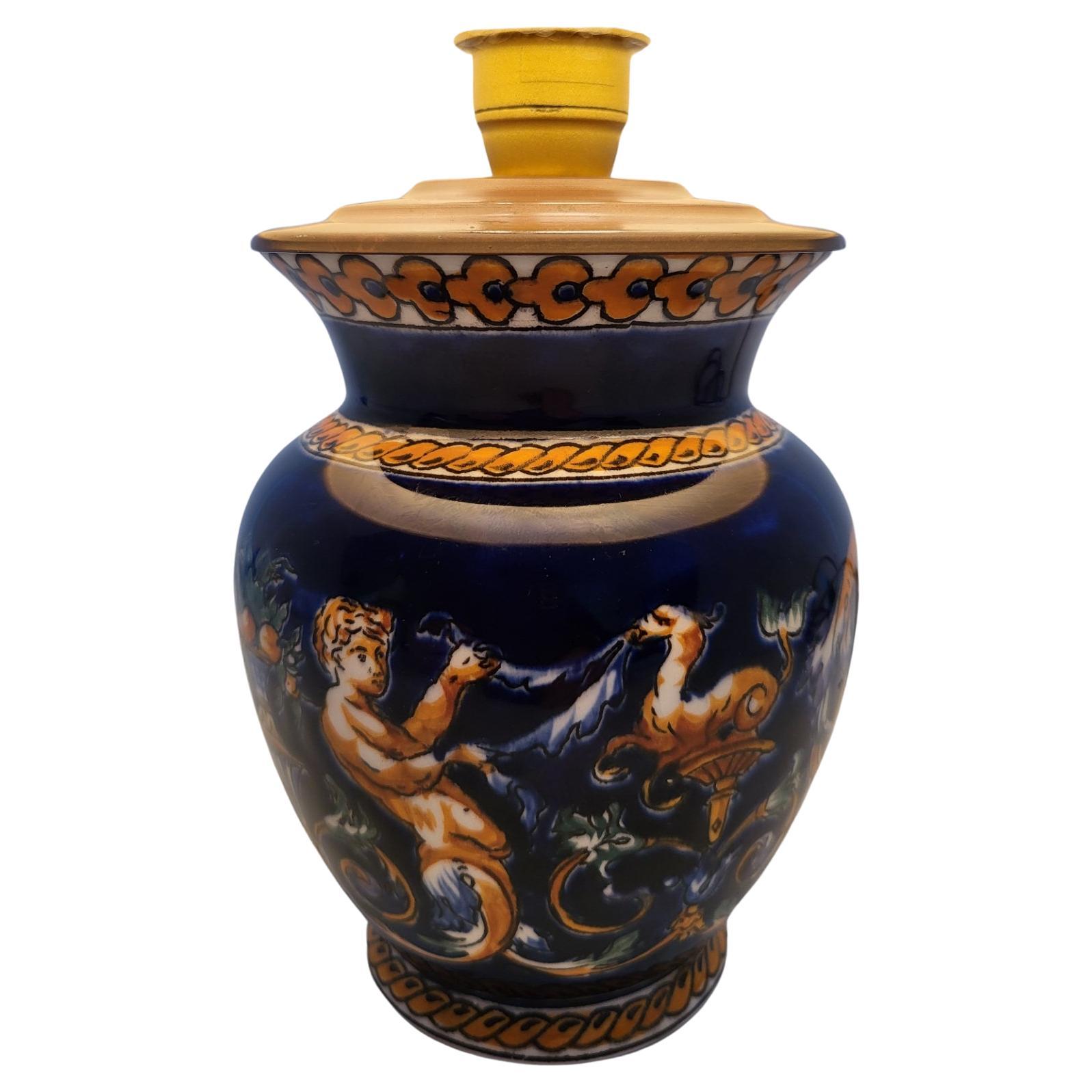 Lampe de table des faïences de Gien ces décors sont entièrement peints à la main.

Ils prennent vie grâce au savoir-faire incroyable des peintres sur faïence, installés dans les ateliers de la manufacture, à Gien, sur les bords de la Loire.

Des