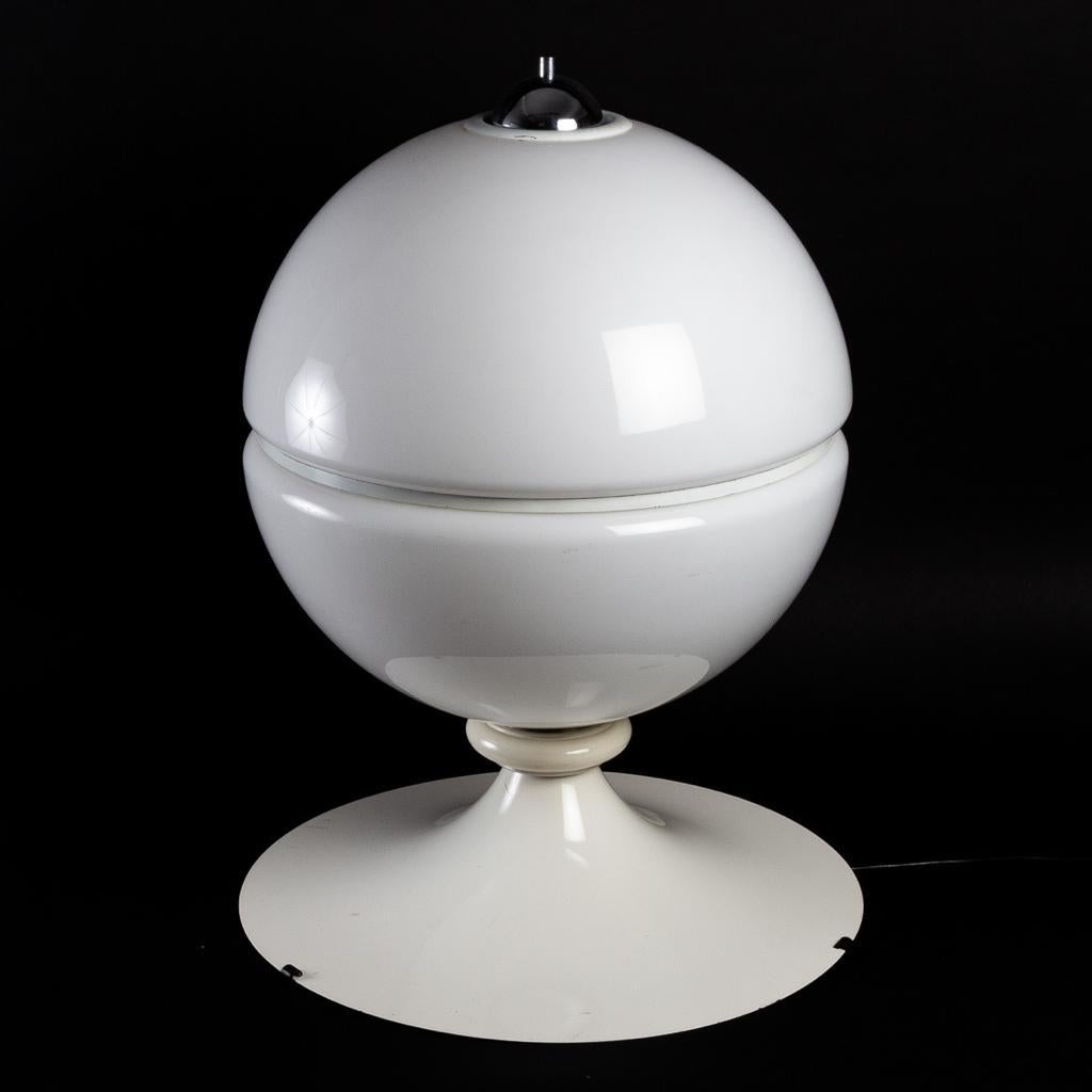 Lacquered Lampe de sol en métal et plexiglass blanc, Italie vers 1970 For Sale