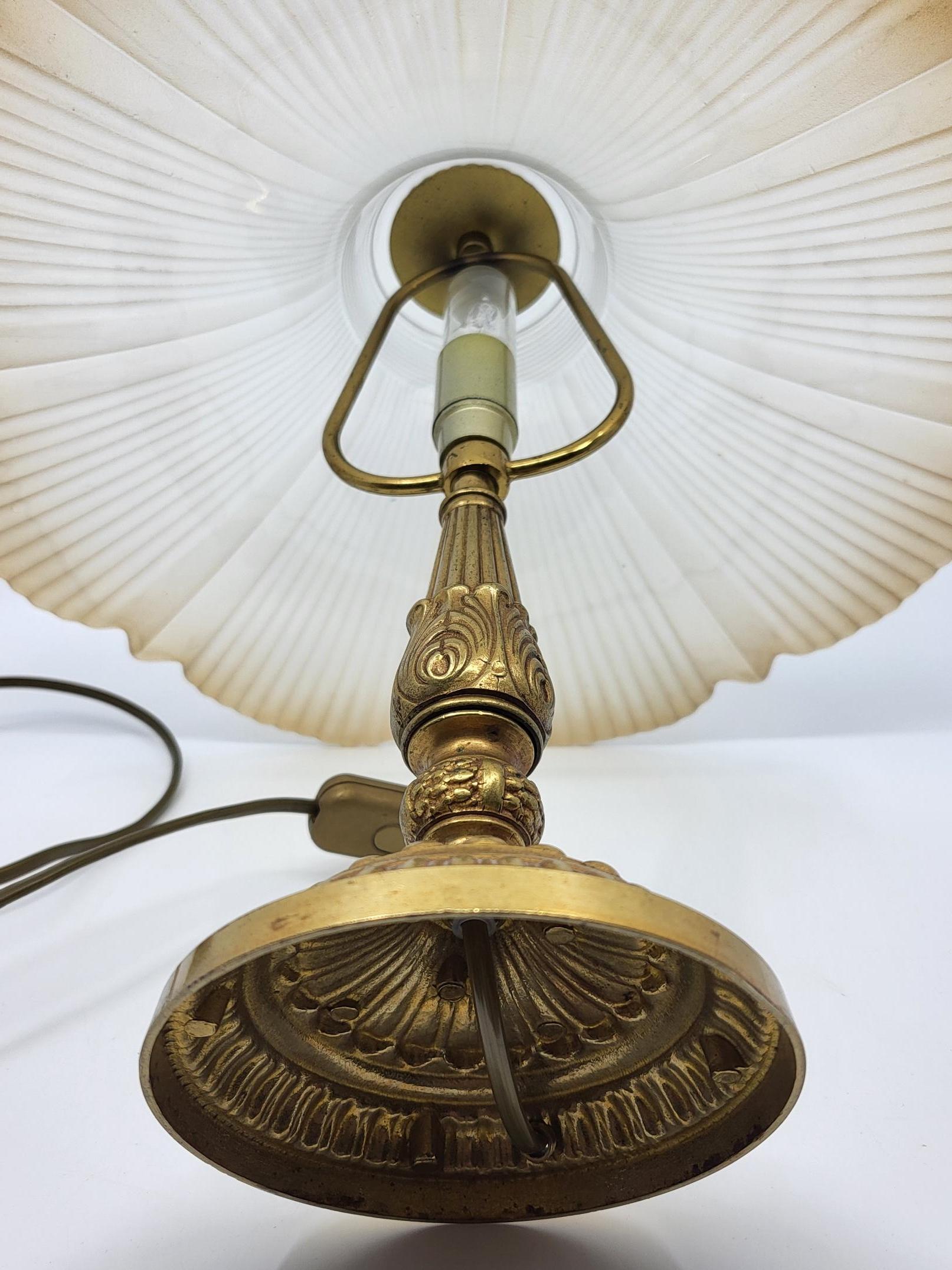 Lampe de table arum pied en métal et abat jour en verre givré rose Francais 1970 en vente 3