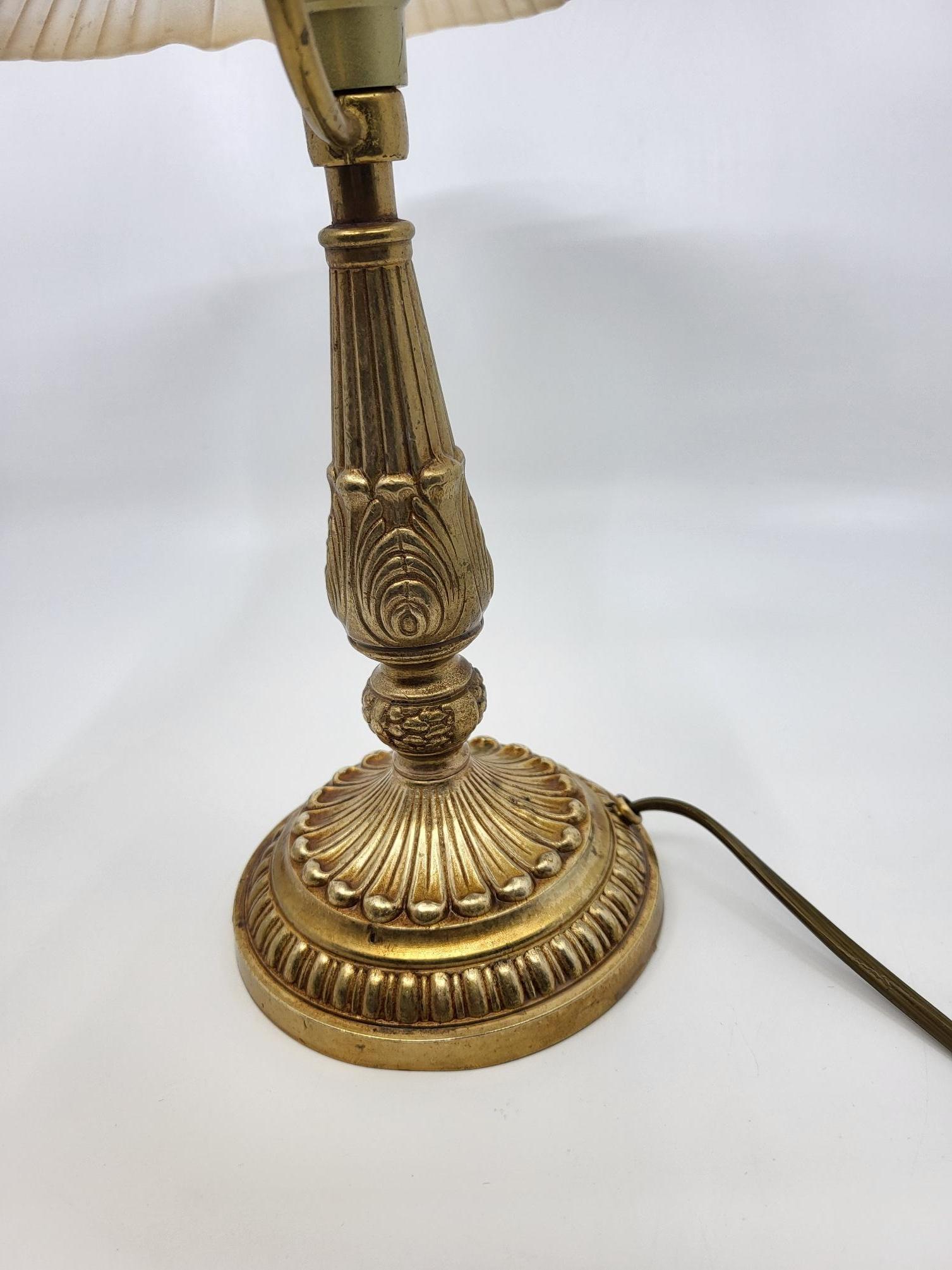 Lampe de table arum pied en métal et abat jour en verre givré rose Francais 1970 en vente 4