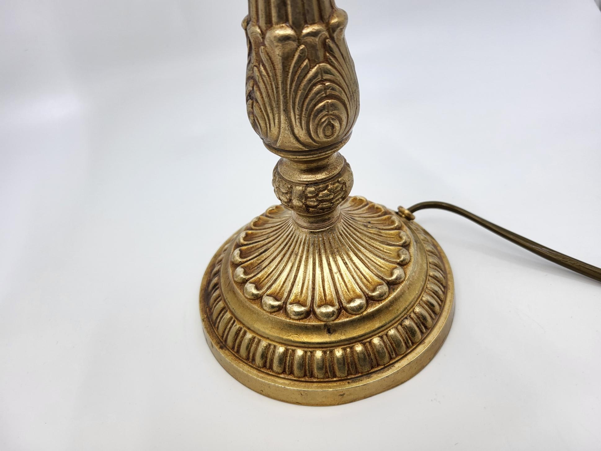 Lampe de table arum pied en métal et abat jour en verre givré rose Francais 1970 en vente 5