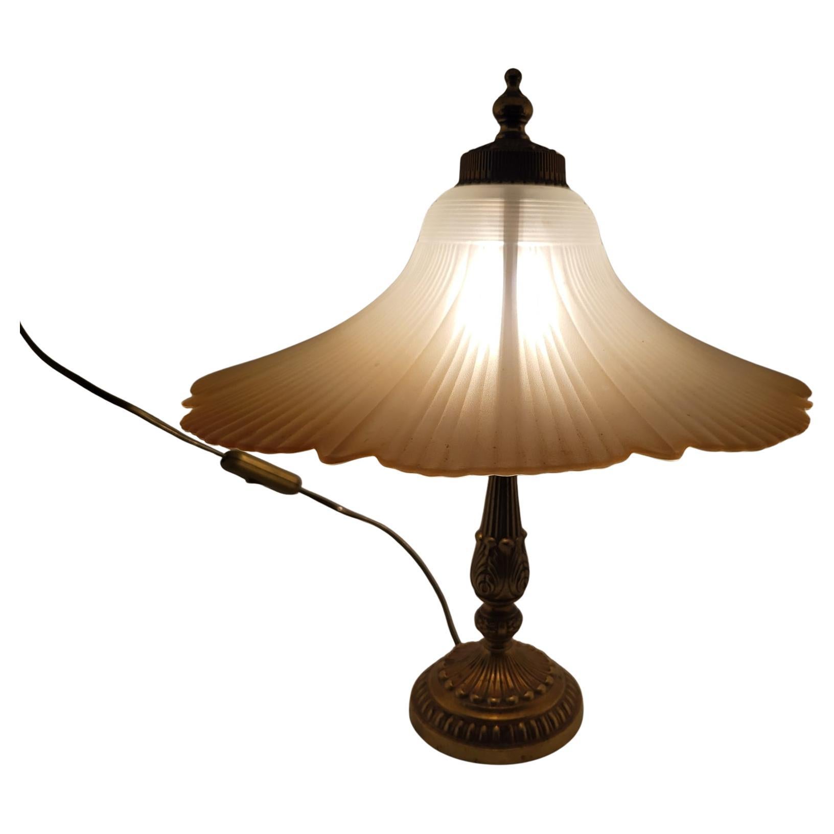 Lampe de table Arum pied en métal travaillé,  et abat jour en verre dépoli, blanc rosé.
Lumière très douce.


