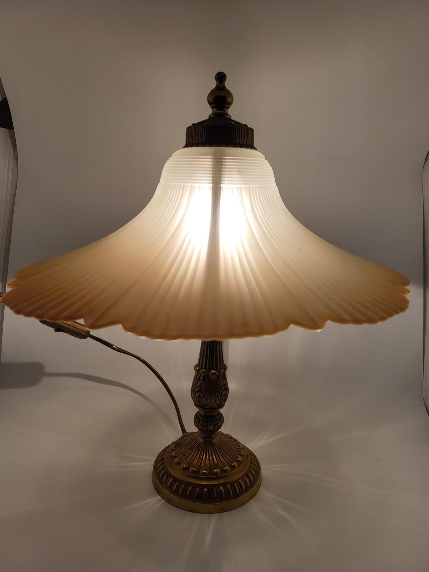 Art nouveau Lampe de table arum pied en métal et abat jour en verre givré rose Francais 1970 en vente