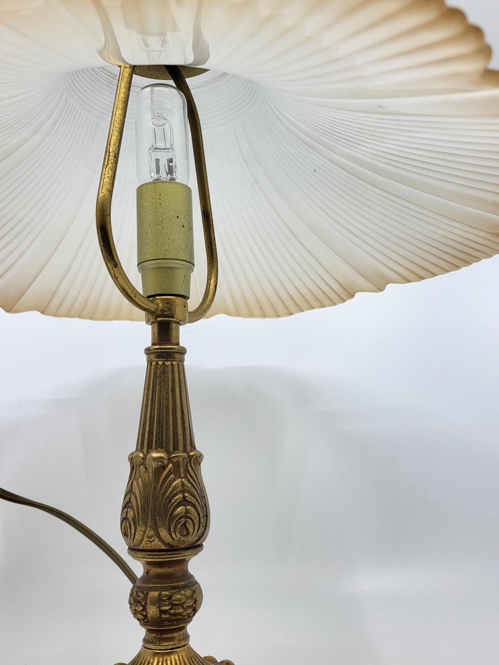 Lampe de table arum pied en métal et abat jour en verre givré rose Francais 1970 Bon état - En vente à London, England