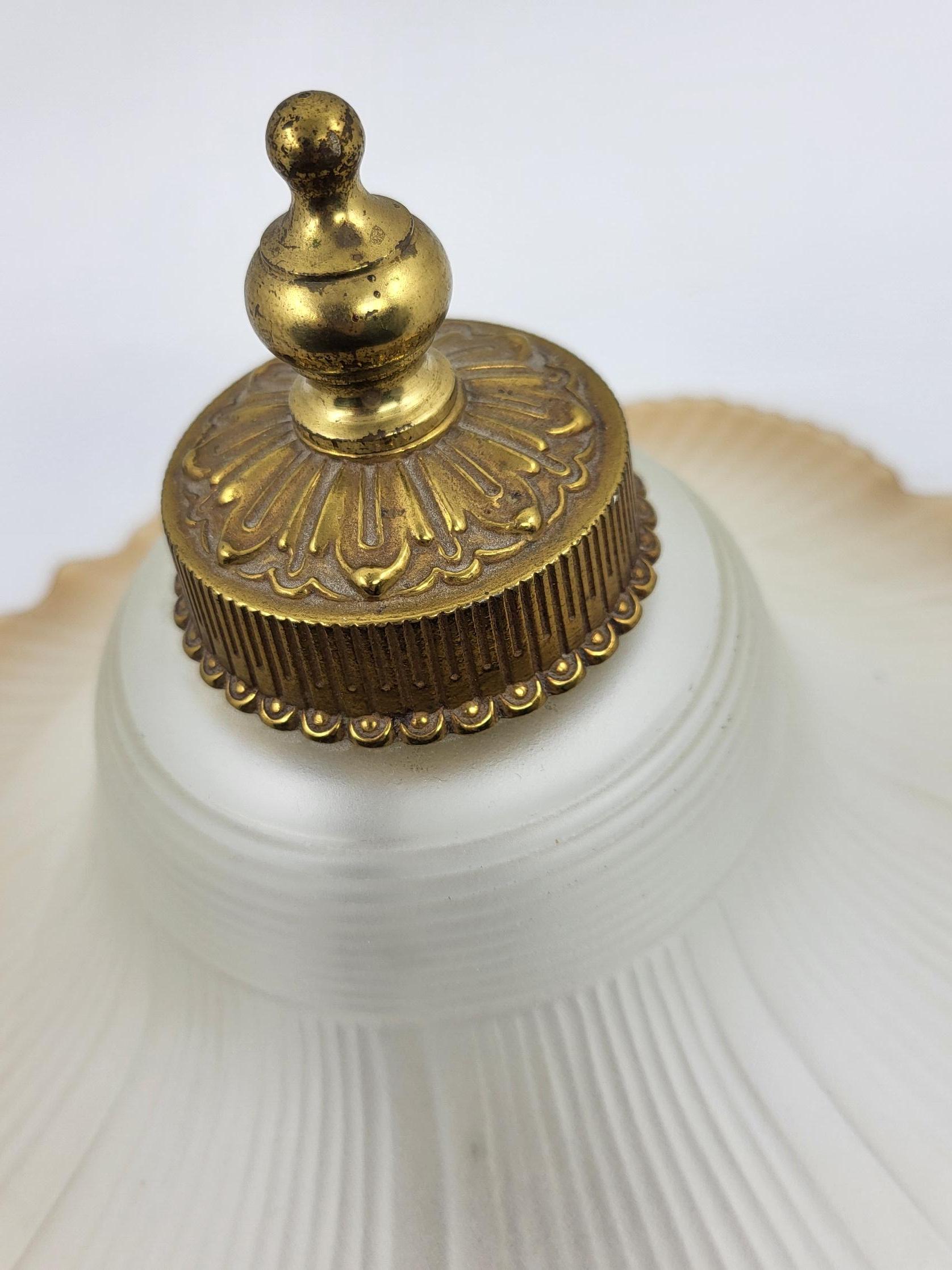 Fin du 20e siècle Lampe de table arum pied en métal et abat jour en verre givré rose Francais 1970 en vente