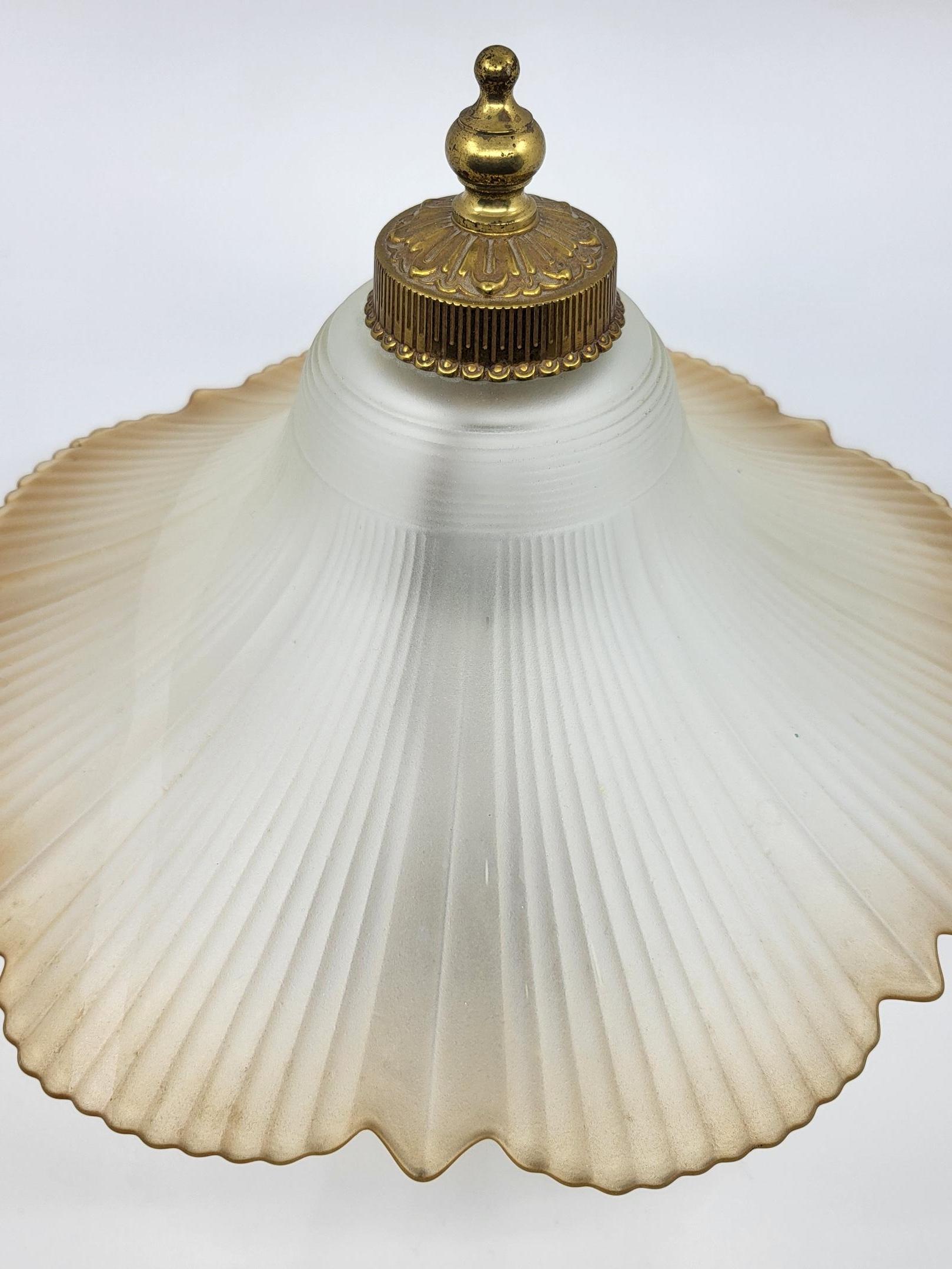 Métal Lampe de table arum pied en métal et abat jour en verre givré rose Francais 1970 en vente