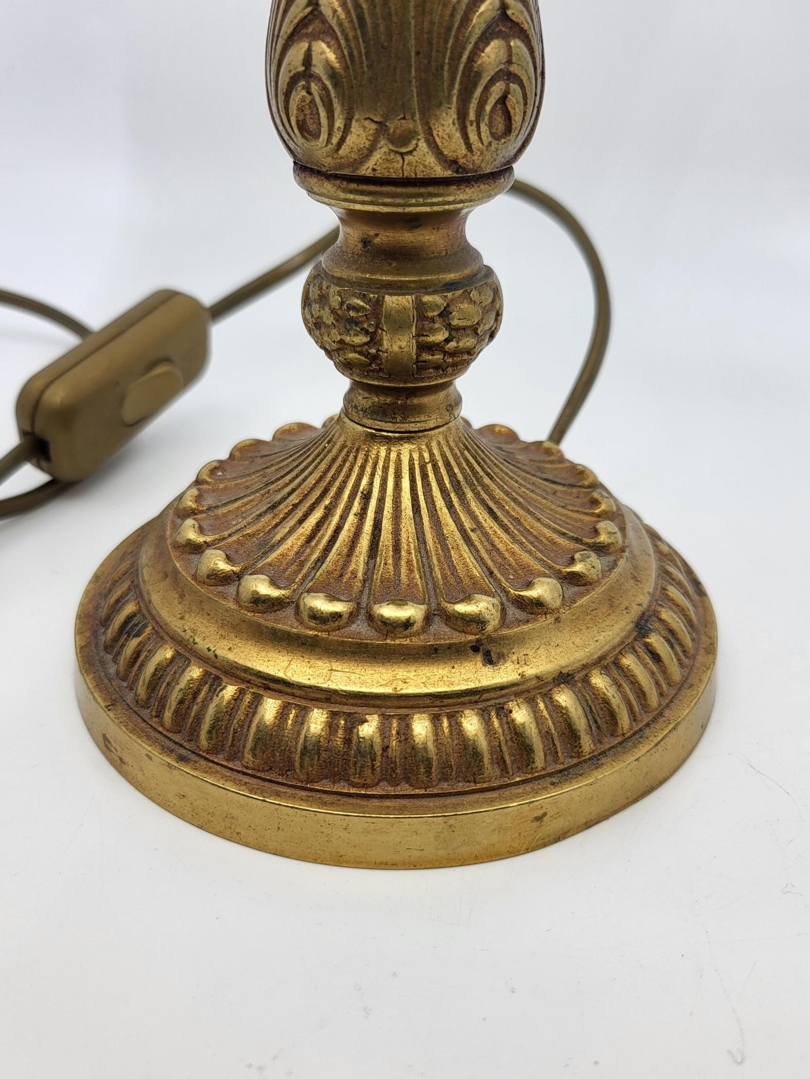 Lampe de table arum pied en métal et abat jour en verre givré rose Francais 1970 en vente 2