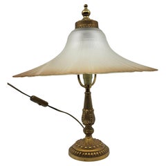 Lampe de table arum pied en métal et abat jour en verre givré rose Francais 1970