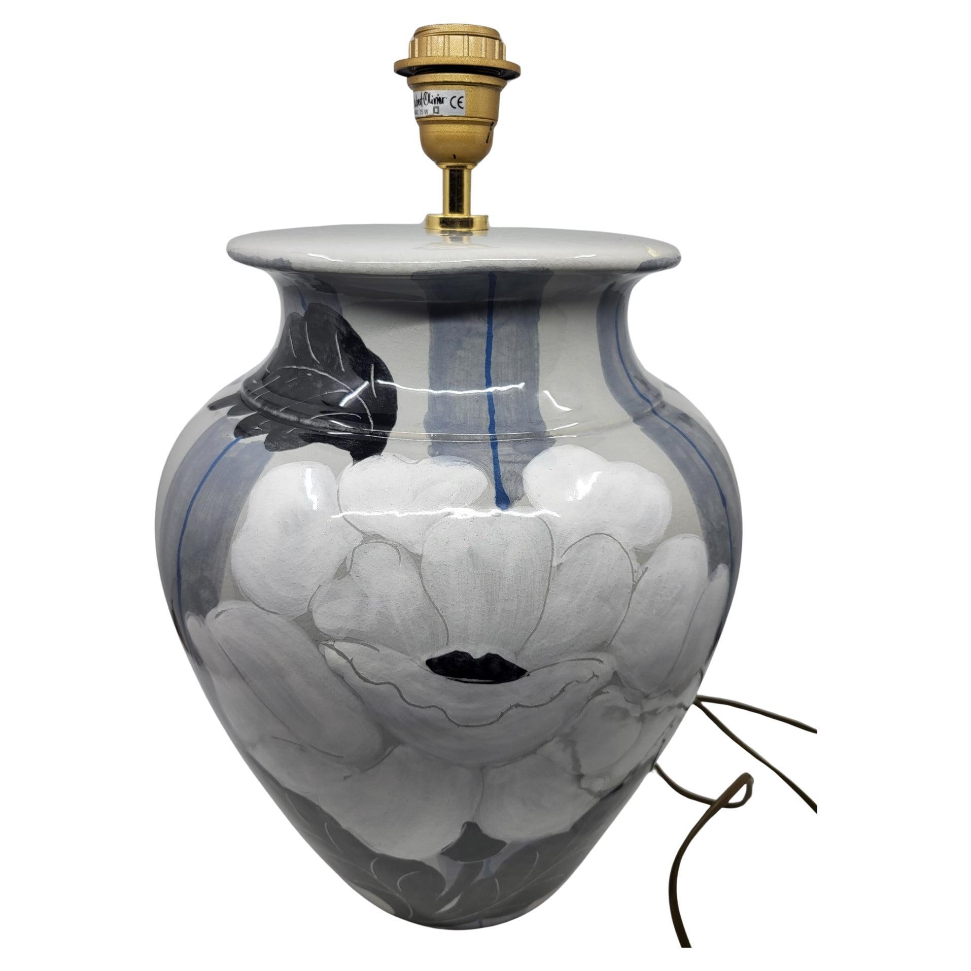 Grande lampe en céramique de Hubert Olivier, France, 1980. Elle fait 47 cm de hauteur hors abat jour et 30 cm de diamètre, décorée de magnifiques motifs et de couleurs  dans le style Art déco, mettant en avant l'artisanat exceptionnel de l'époque.