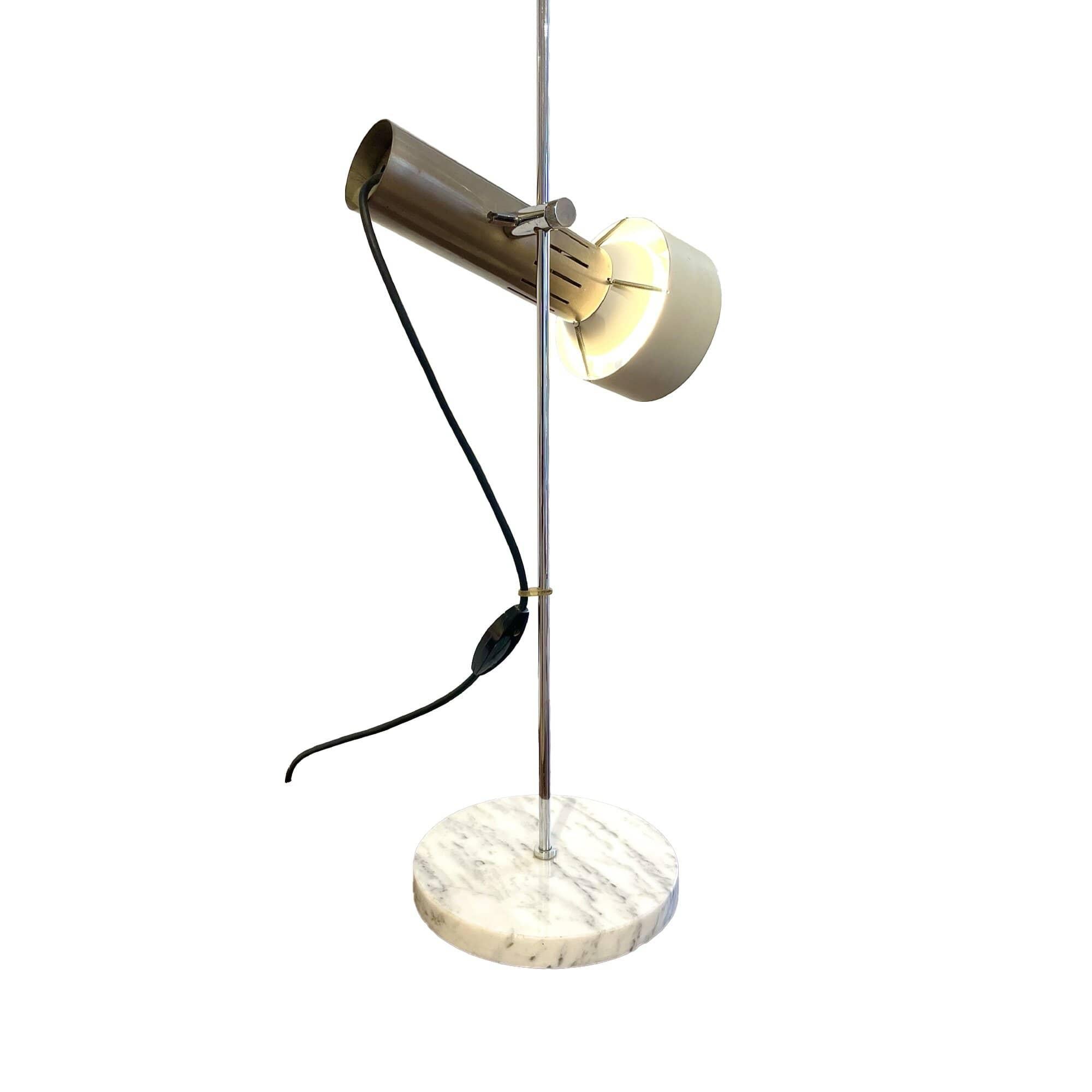 Lampe de table modèle A4 par Alain Richard pour Disderot. Ce design iconique d’Alain Richard en acier et marbre n’a été édité qu’entre 1958 et 1969. Cette lampe à la forme épurée peut être dotée d’un paralume, un élément inventé par Alain Richard