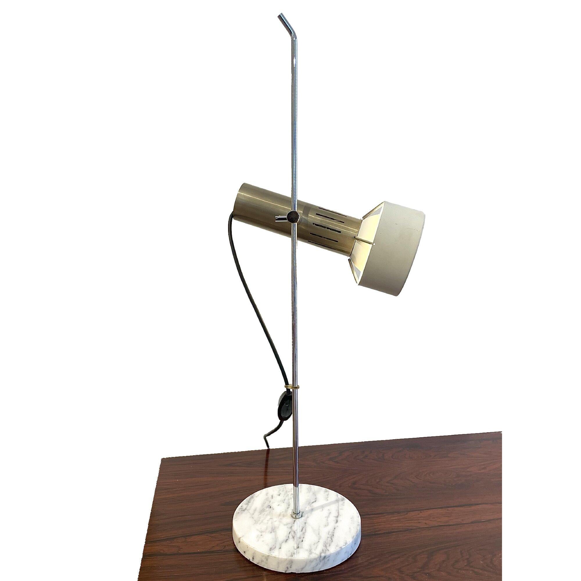 Lampe de table modèle A 4 par Alain Richard
