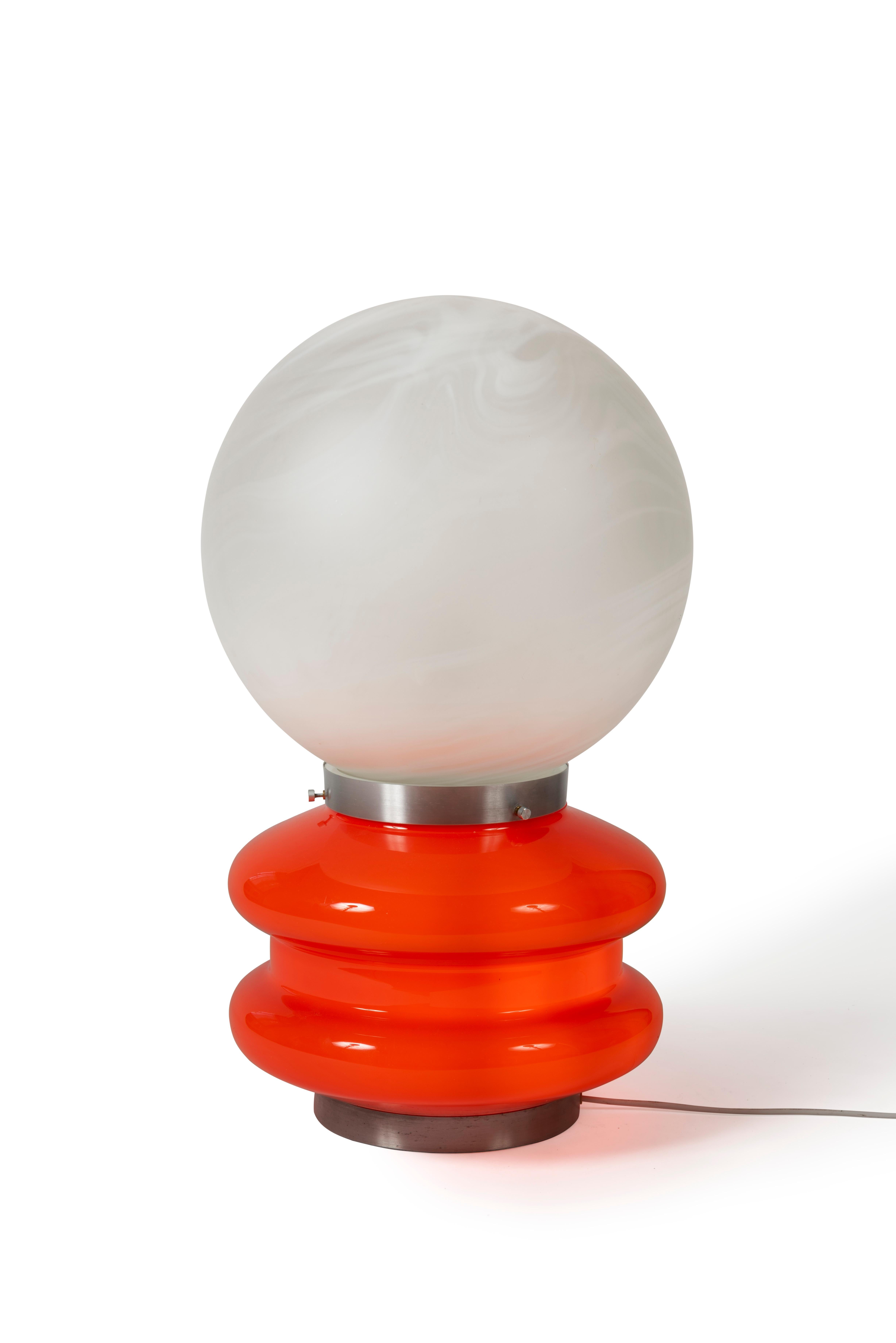 Lampe de table en verre de Murano, dessinée par Carlo Nason, AV Mazzega, Italie, 1970.

En verre opalin blanc, orange et aluminium chromé.

Dimensions : H52xL34xP34cm