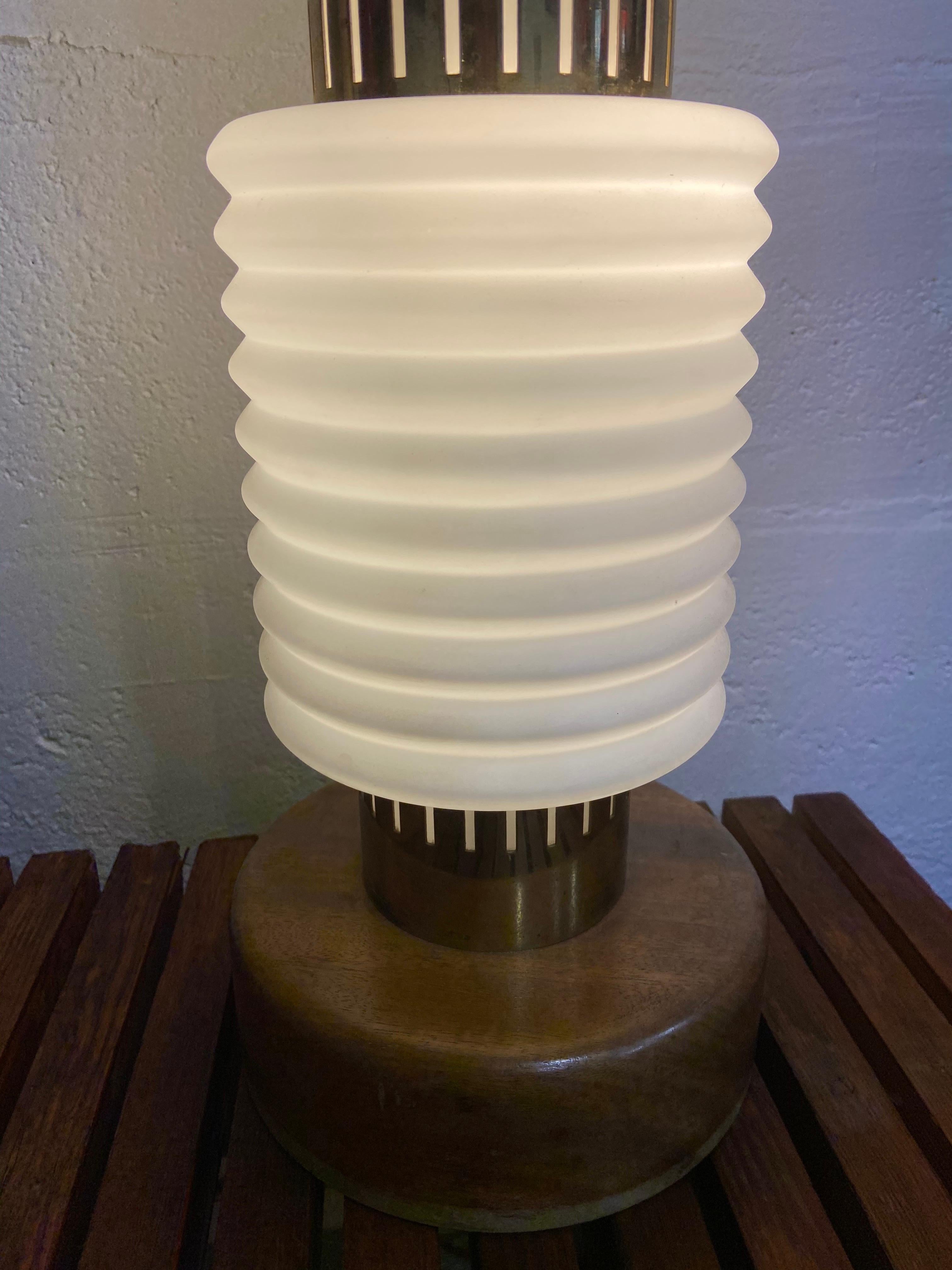 Lampe design scandinave opaline,
palissandre et laiton,
circa 1960
Size: H 92 x D 18
1800 Euros.
