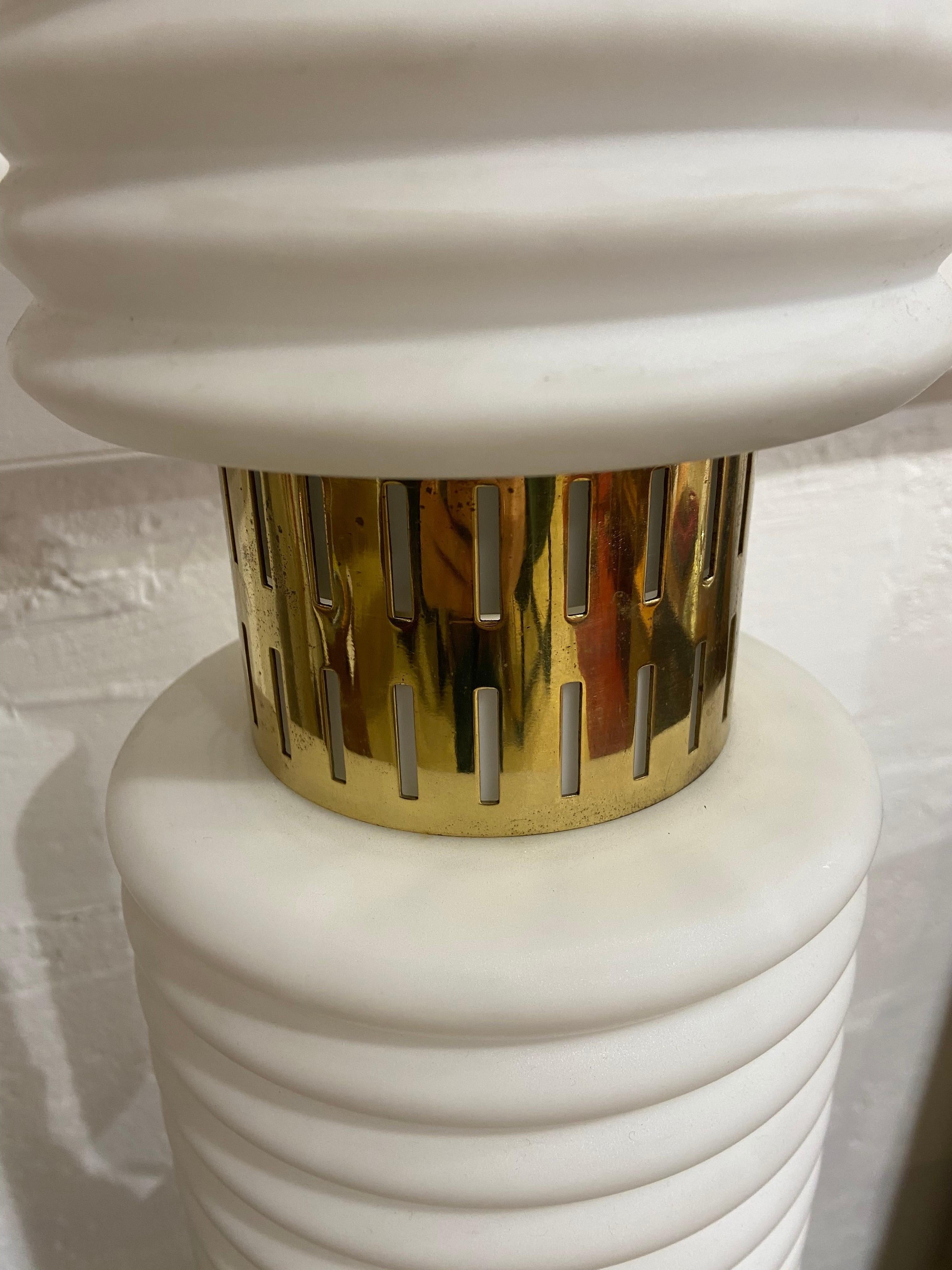 Lampe Design Scandinave Opaline, 1960 In Good Condition For Sale In Saint Ouen, FR