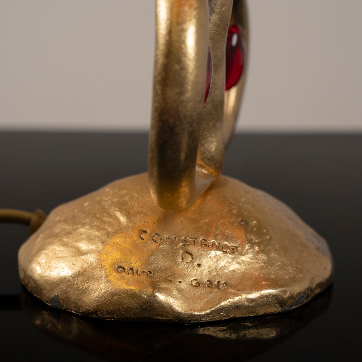 Lampe de table de la maison Louis Gau metal dorée signé Louis Gau et Constance D.

Hauteur : 65 cm diamètre : 30 cm