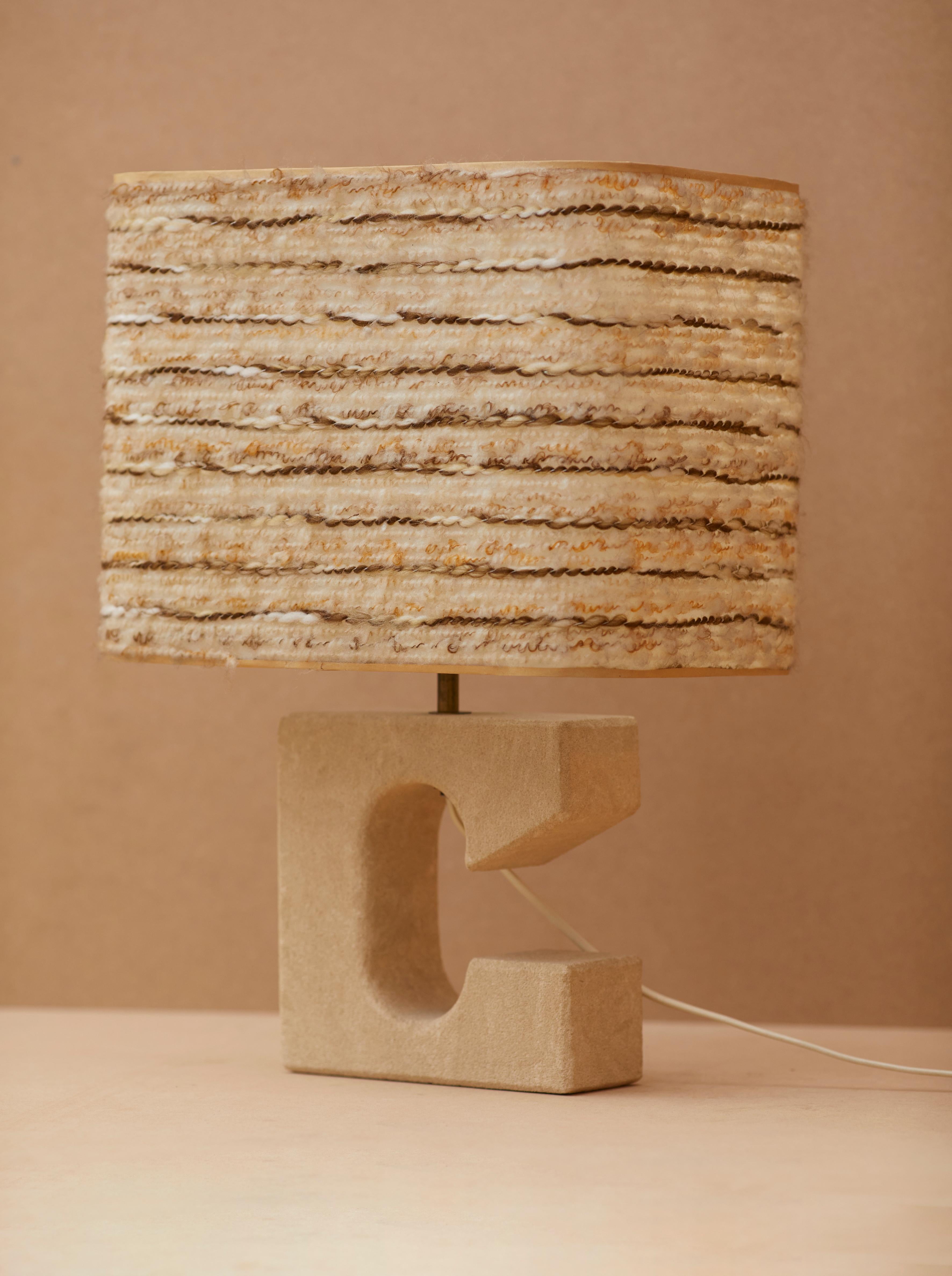 Brutalist Lampe en pierre et abat-jour en laine vintage circa 1970 