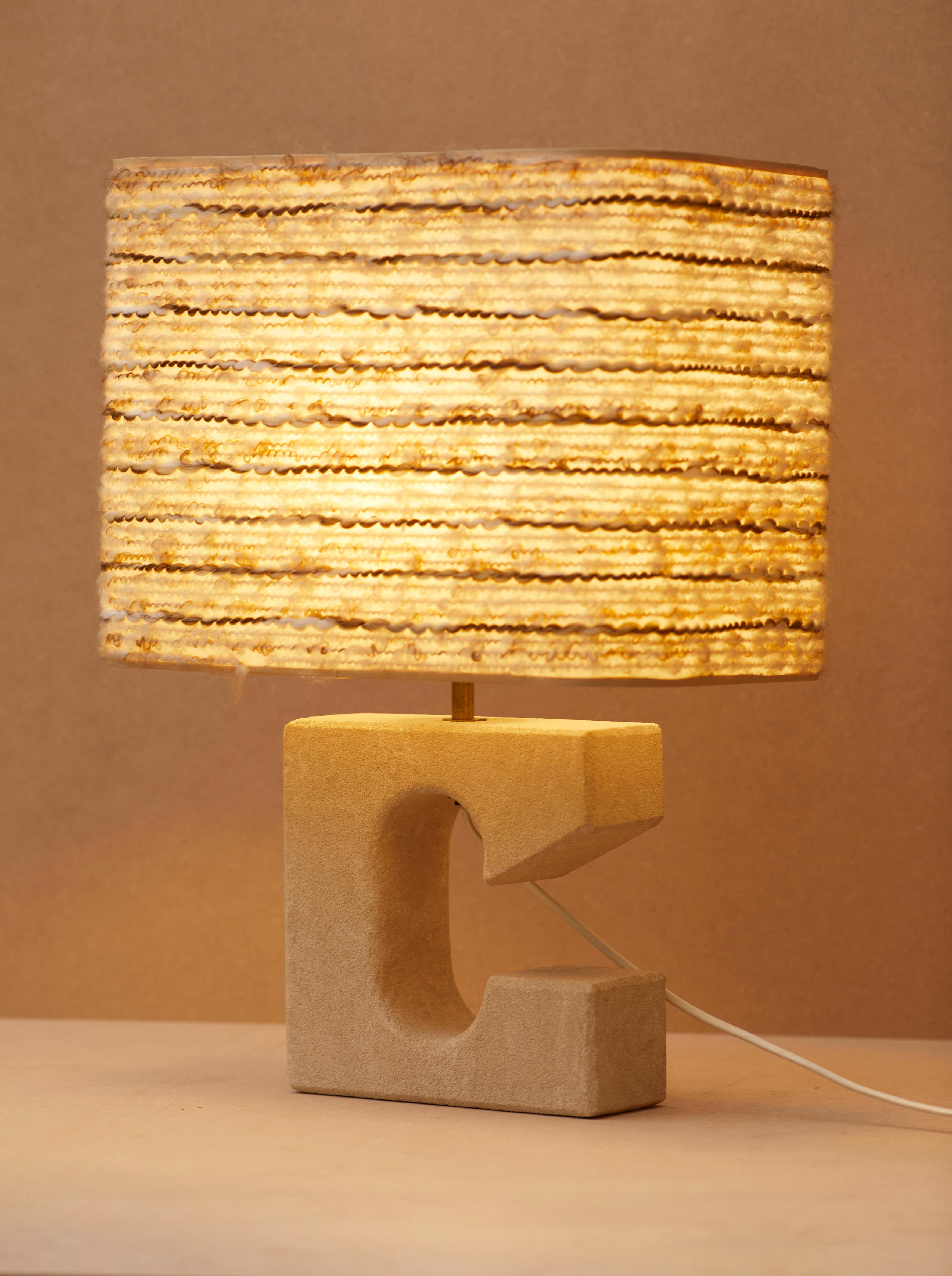French Lampe en pierre et abat-jour en laine vintage circa 1970 