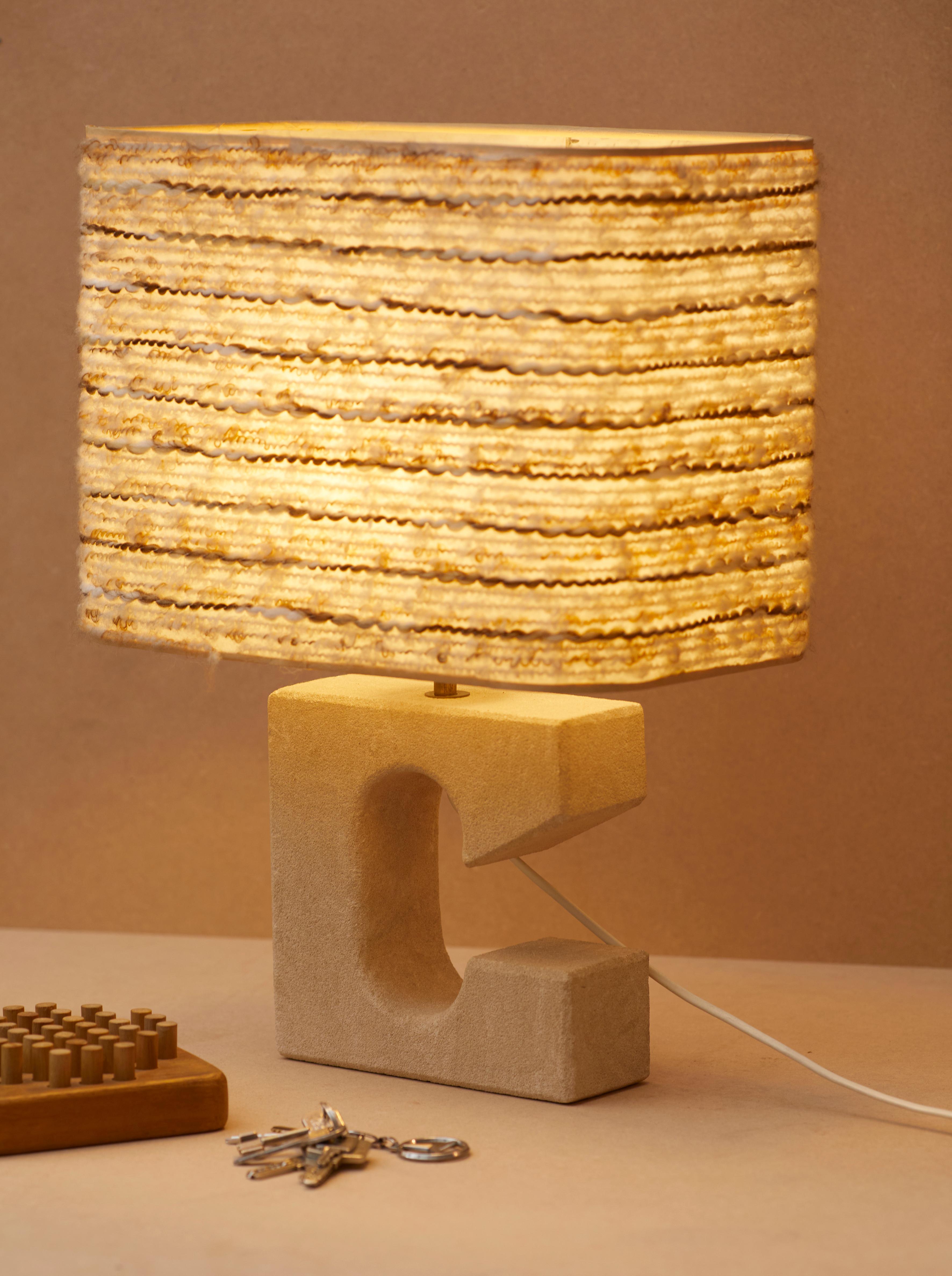 Hand-Crafted Lampe en pierre et abat-jour en laine vintage circa 1970 