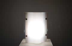 Lampe en plexiglass thermoformé blanc et translucide.  France, vers 1970.