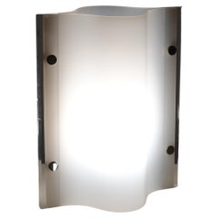 Lampe en plexiglass thermoformé blanc et translucide.  France, vers 1970.