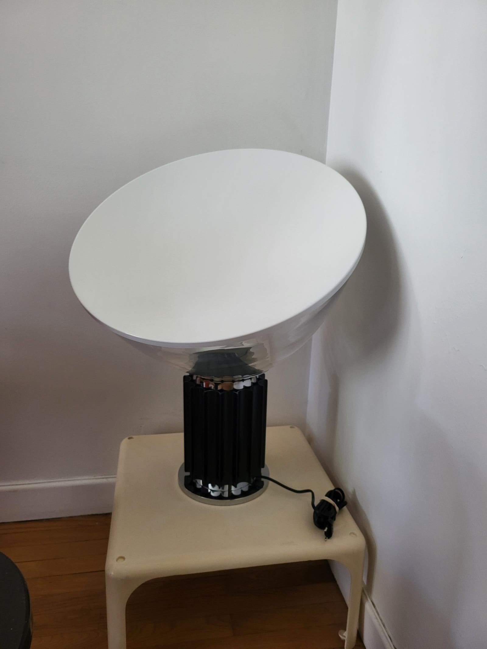 Lampe FLOS Taccia schwarz en verre Design Achille et Pier Castiglioni  Italien 1960 im Angebot 12