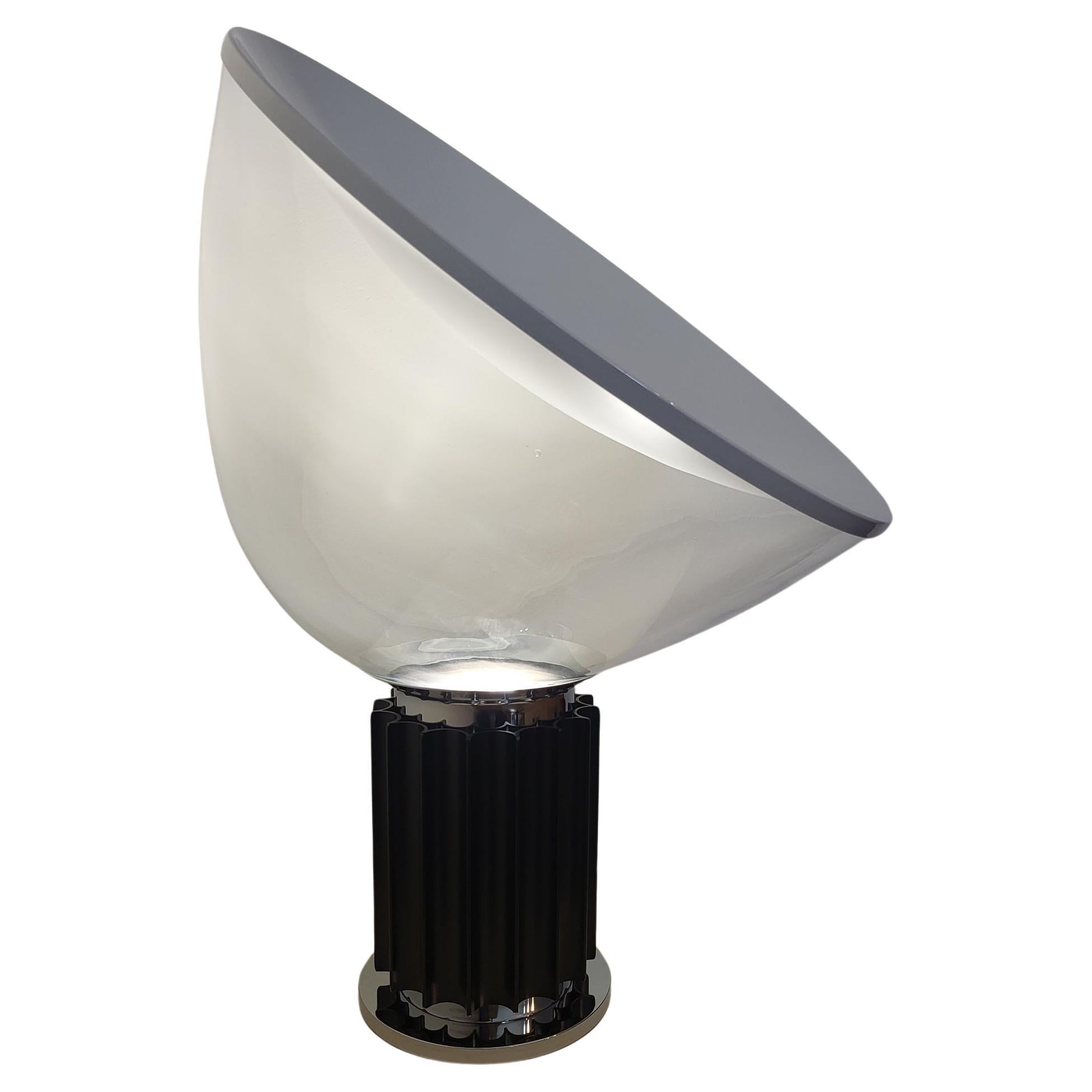 Lampe Taccia modèle XXL le plus grand. 
Design by Achille and Pier Giacomo Castiglioni , 1962
 Editée par FLOS Lampe de table à lumière indirecte et réfléchie. 
Réflecteur en aluminium peint blanc laqué sur la face externe et blanc mat sur la face