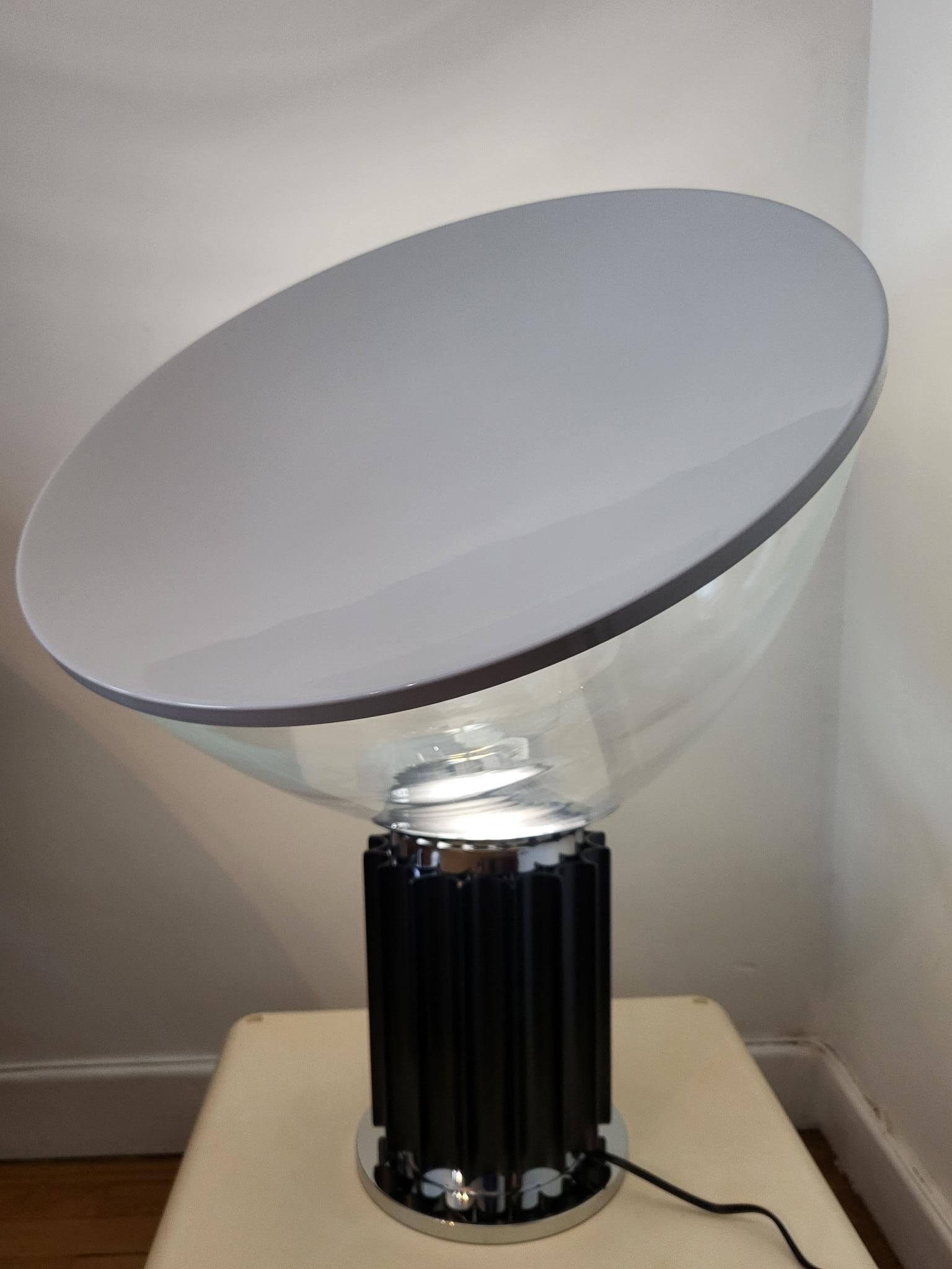 Lampe FLOS Taccia schwarz en verre Design Achille et Pier Castiglioni  Italien 1960 (Aluminium) im Angebot