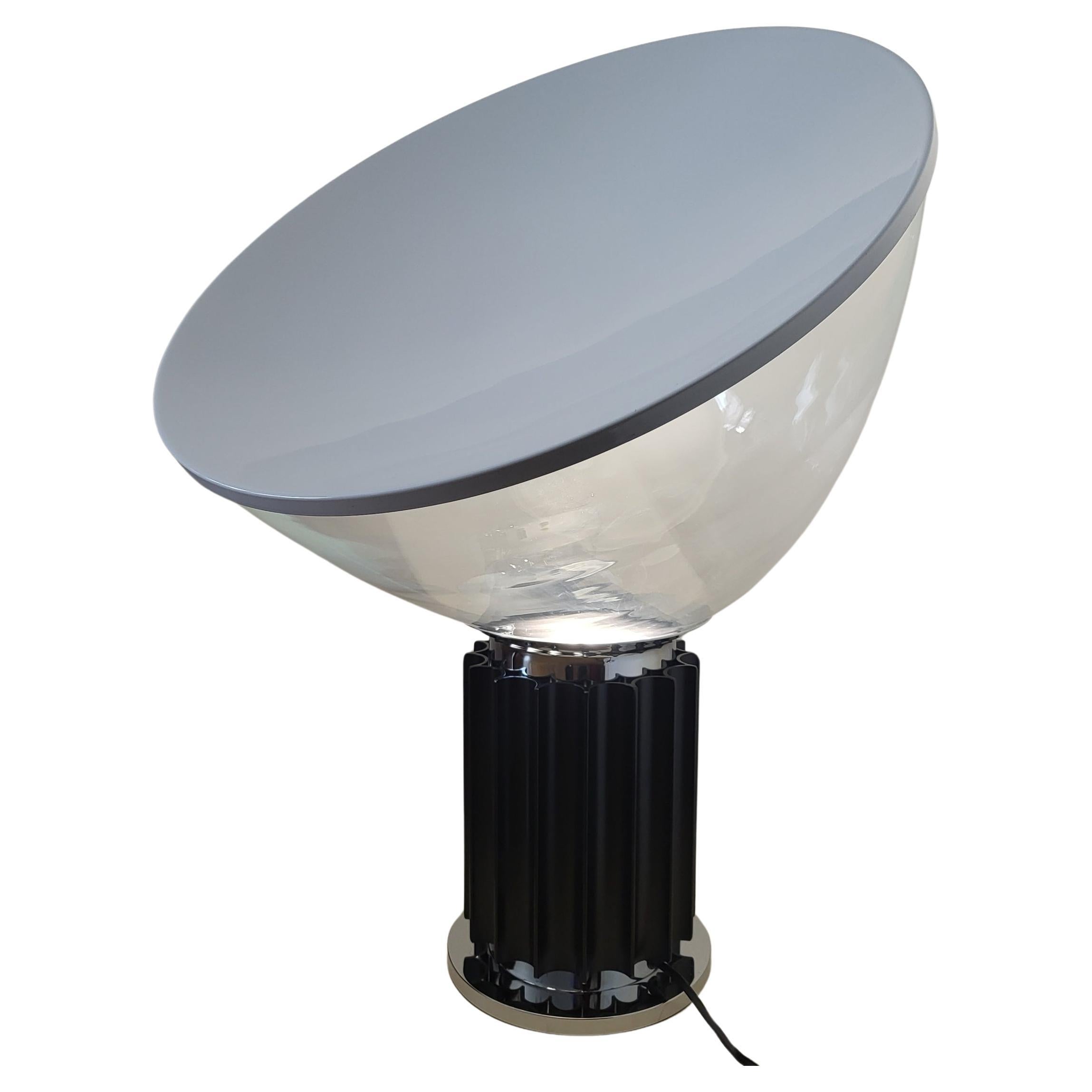 Lampe Taccia modèle XXL le plus grand. 
Design/One par Achille et Pier Giacomo Castiglioni , 1962
 Editée par FLOS Lampe de table à lumière indirecte et réfléchie. 
Réflecteur en aluminium peint blanc laqué sur la face externe et blanc mat sur la