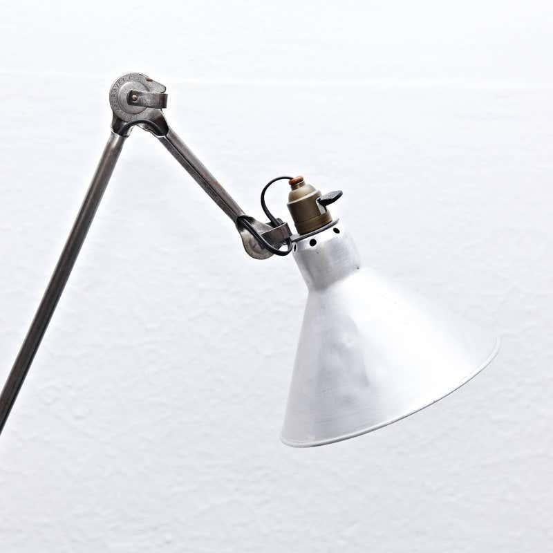 Lampe à poser conçue par Bernard-Albin Gras.
Fabriqué par Gras, (France), vers 1930.
Aluminium et acier.

En bon état d'origine, avec une usure mineure conforme à l'âge et à l'usage, préservant une belle patine.

En 1922, Bernard-Albin Gras a