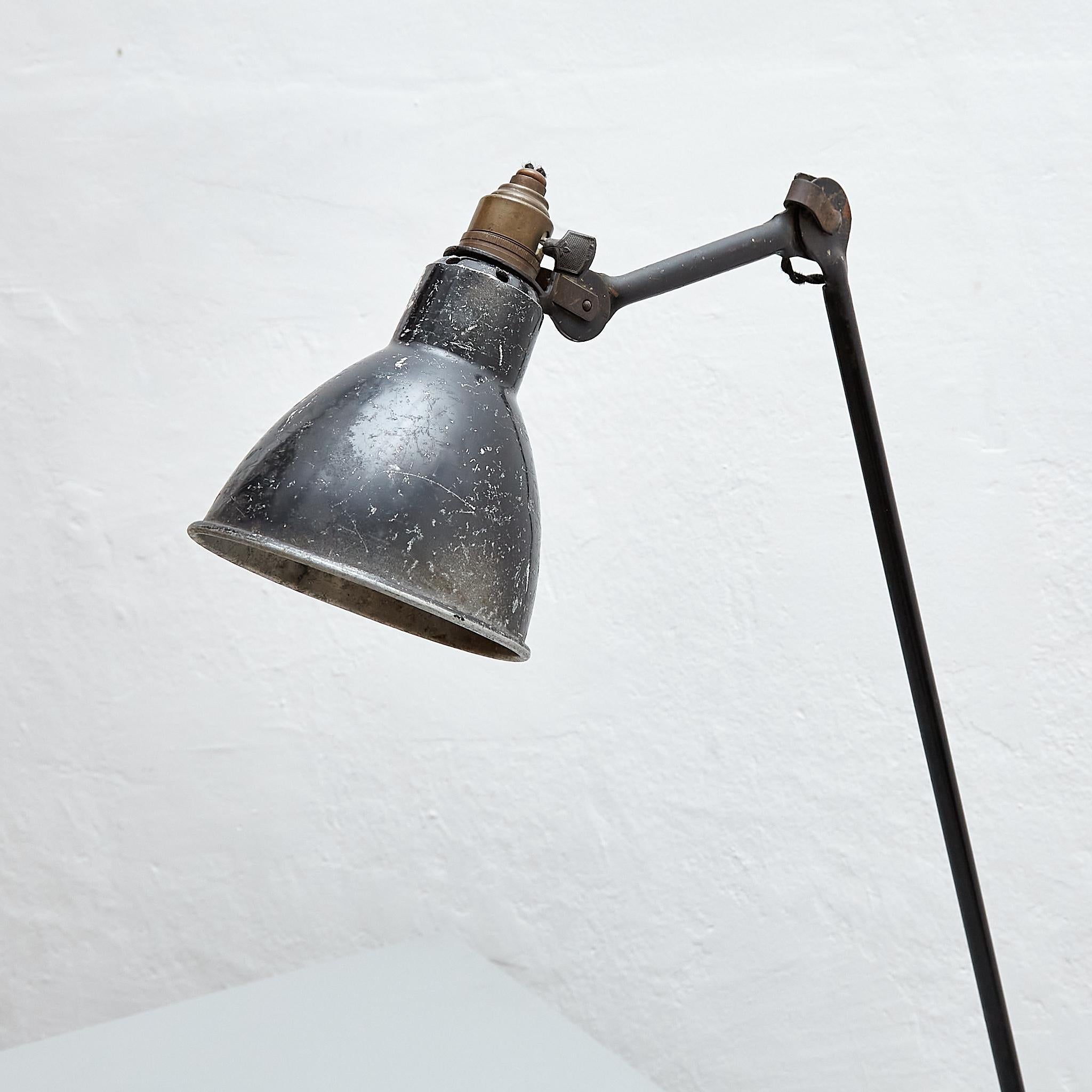 Table lamp Lampe Gras No. 201 designed by Bernard-Albin Gras.

Manufactured by Gras (France), circa 1930.

In good original condition, with minor wear consistent with age and use, preserving a beautiful patina.

Materials:
Aluminium and