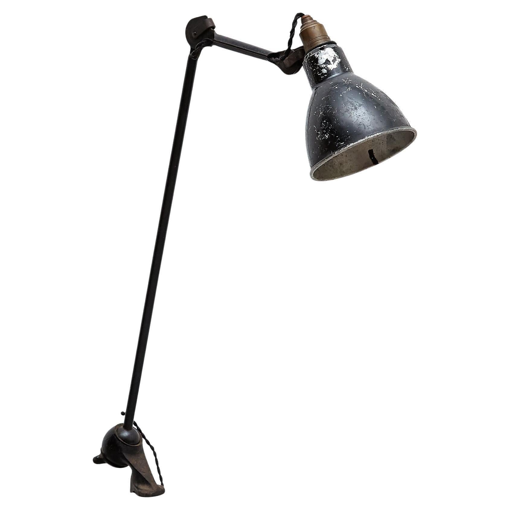 Table lamp Lampe Gras No. 201 designed by Bernard-Albin Gras.

Manufactured by Gras (France), circa 1930.

In good original condition, with minor wear consistent with age and use, preserving a beautiful patina.

Materials:
Aluminium and