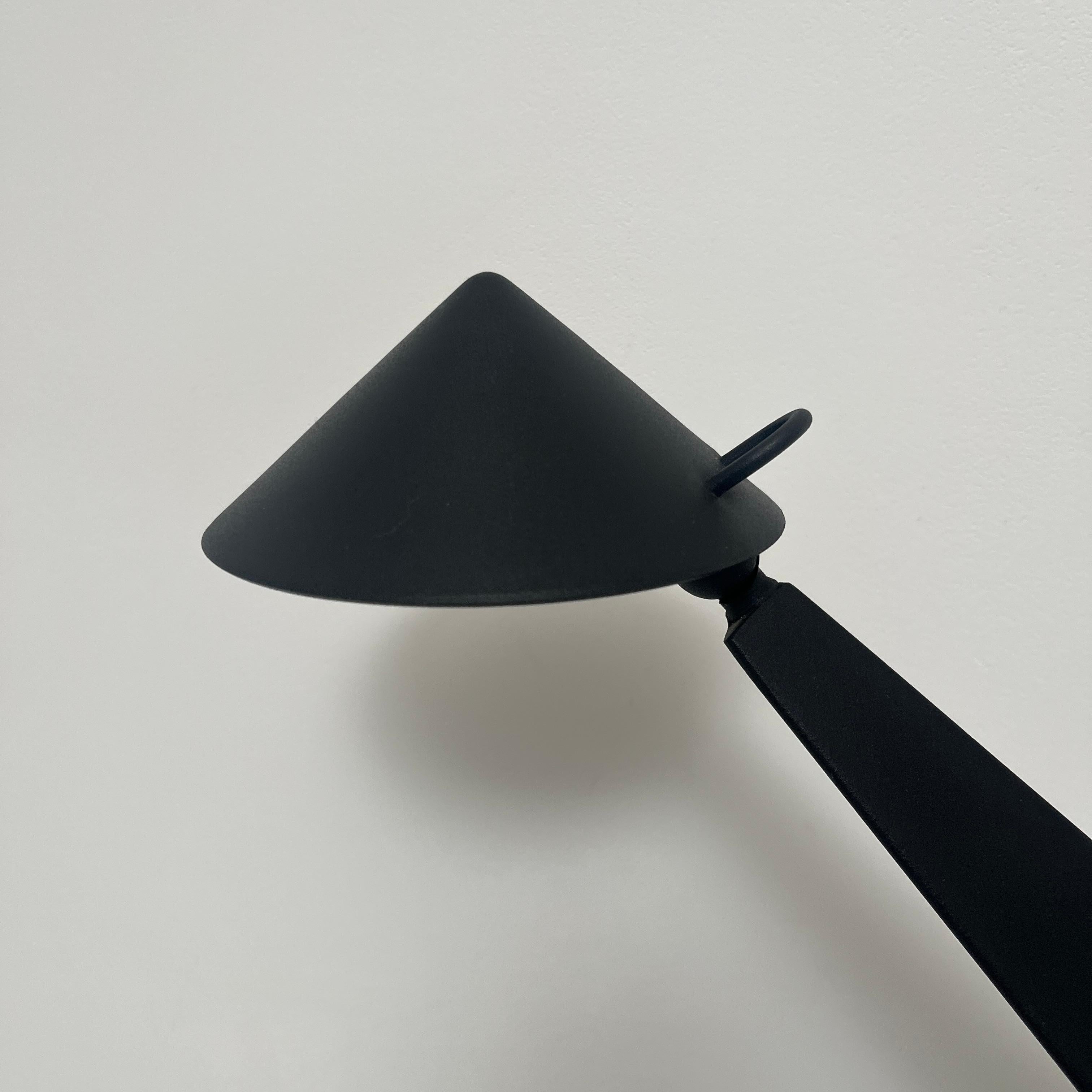 Description :
Éditée par Genexco, vers 1980 , cette lampe de Patrice Bonneau est faite d'acier peint et d'aluminium. Le designer a utilisé le poids du transformateur pour permettre le porte à faux. Deux niveaux de luminosité possibles. 

Dimensions