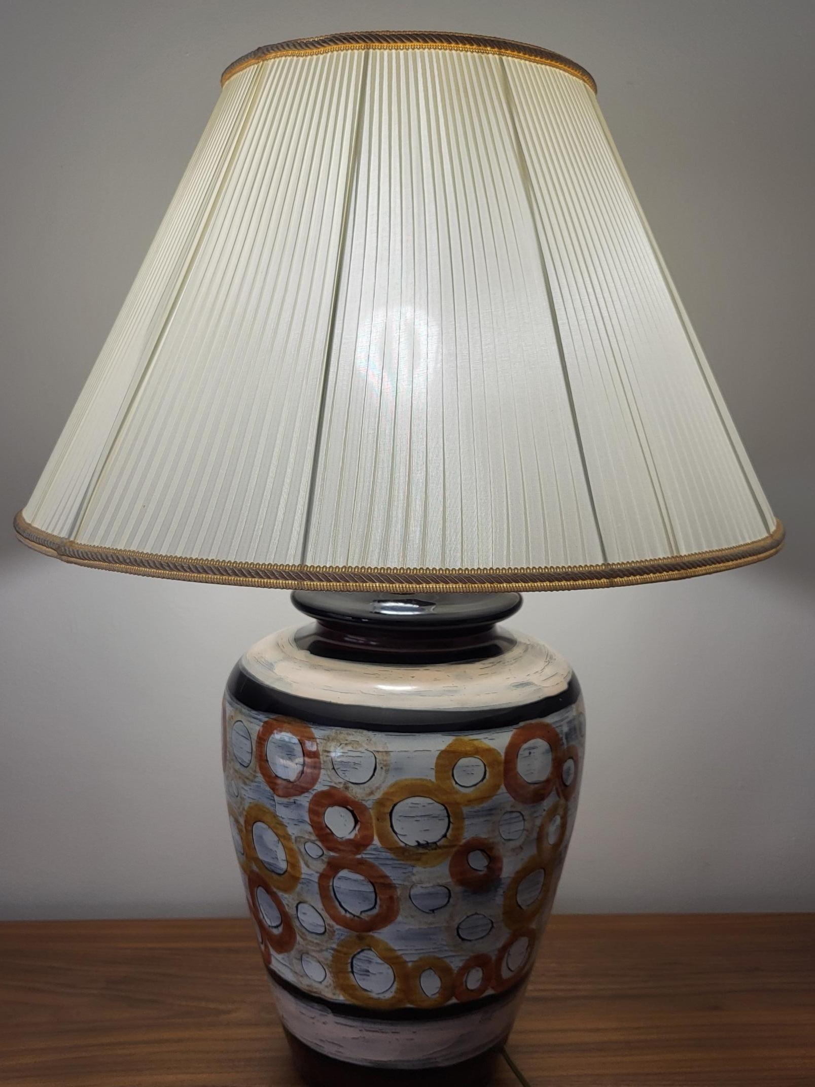 Diese große Lampe von Hubert Olivier aus französischem Céramique zeichnet sich durch ihr untypisches Dekor aus, das das ganze Gesicht einnimmt. Auch wenn sie einige Spuren der Entfärbung aufweist, verleiht dies dem Stück einen einzigartigen