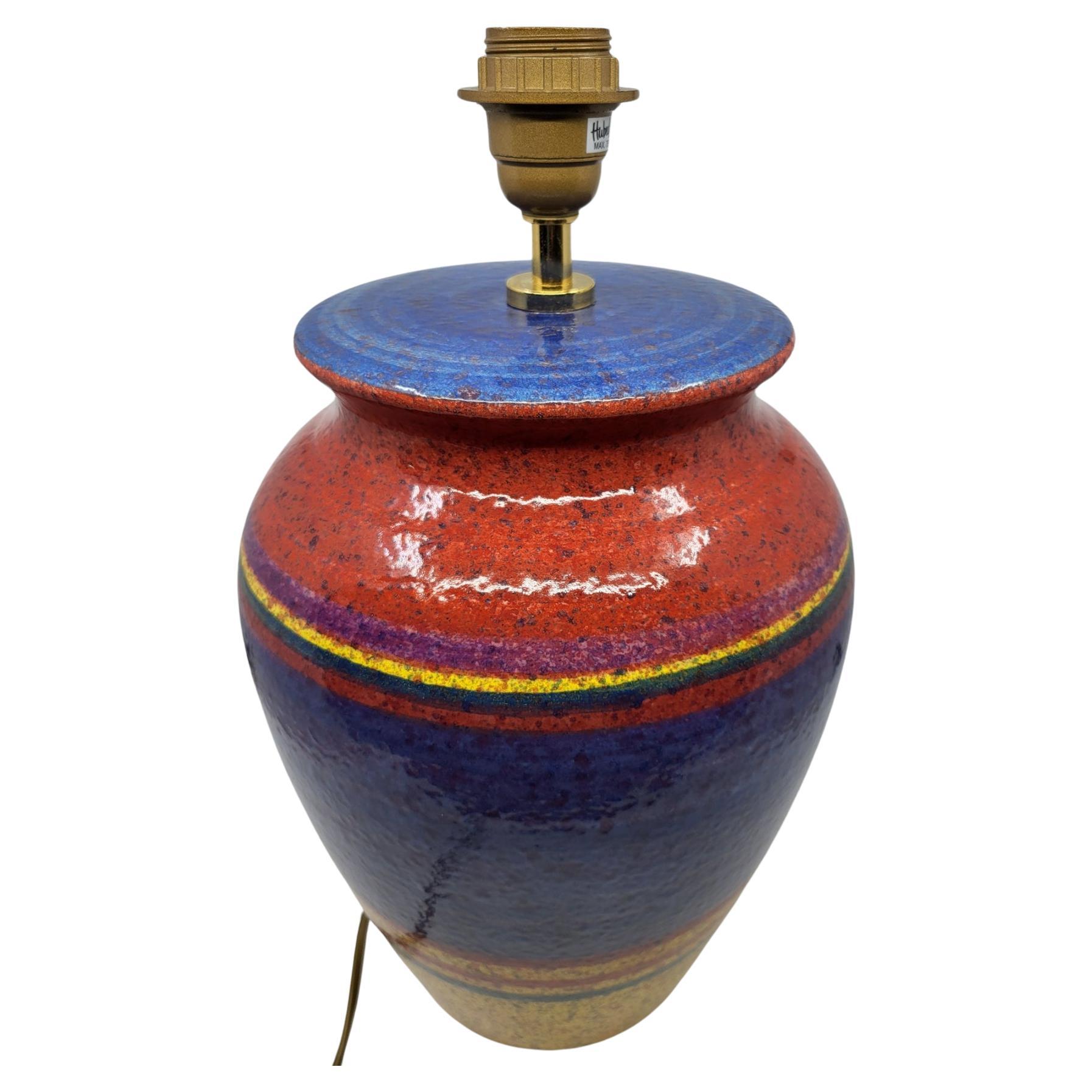 Hubert Olivier es un céramiste y artista francés reconocido, cuyas creaciones son particularmente apreciadas por su inventiva y su delicadeza. Añade un toque de originalidad a tu decoración interior con esta magnífica lámpara de techo de cerámica,