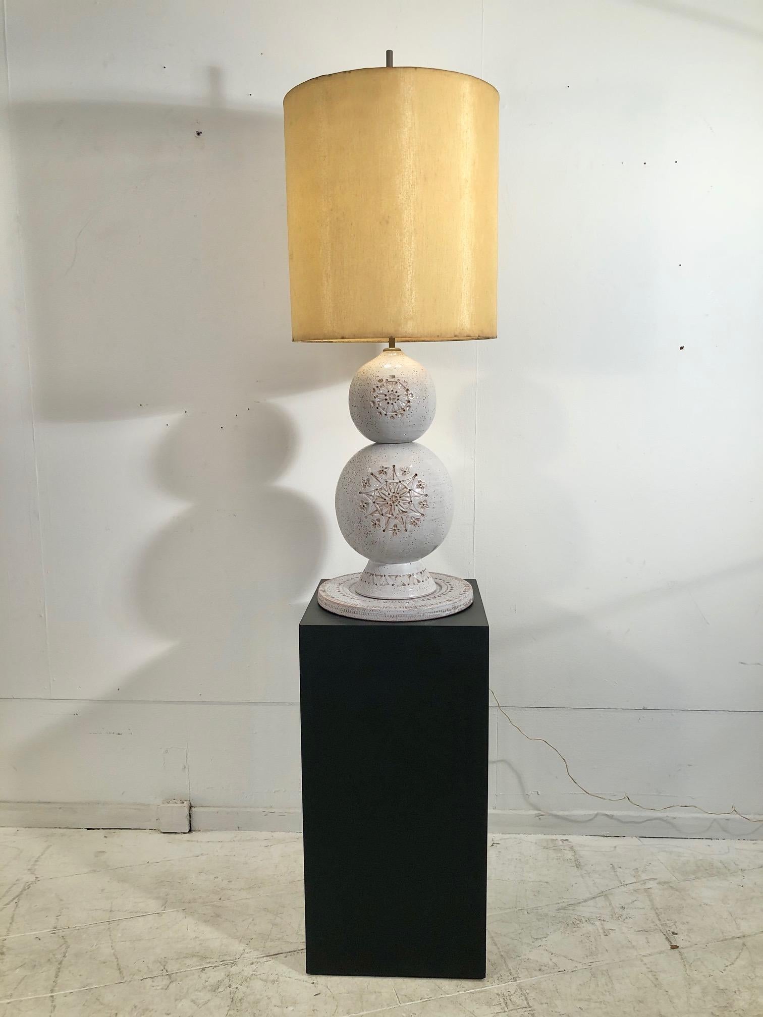 Huge lamp in white ceramic from 1960 attributed to Georges Pelletier.
Perfect and original conditions no scratch. new rewired.