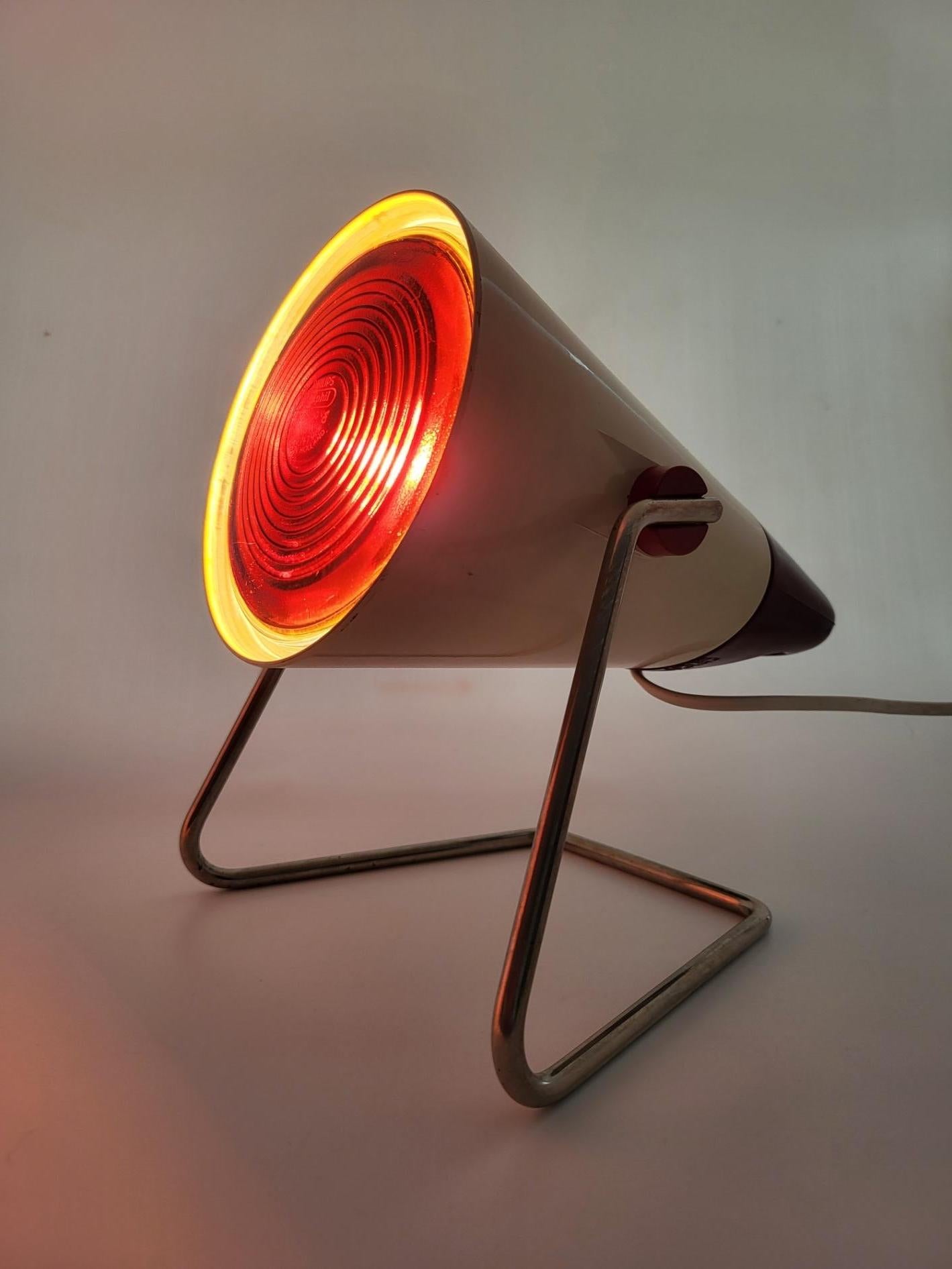 Très belle lampe vintage infrarouge, chauffante, de la société Philips des années 1950. Le design est de Charlotte Perriand.
- A poser à diffuseur orientable en fonte d'aluminium laquée blanc crème et rouge.
Livrée avec son ampoule d'origine.


* Le