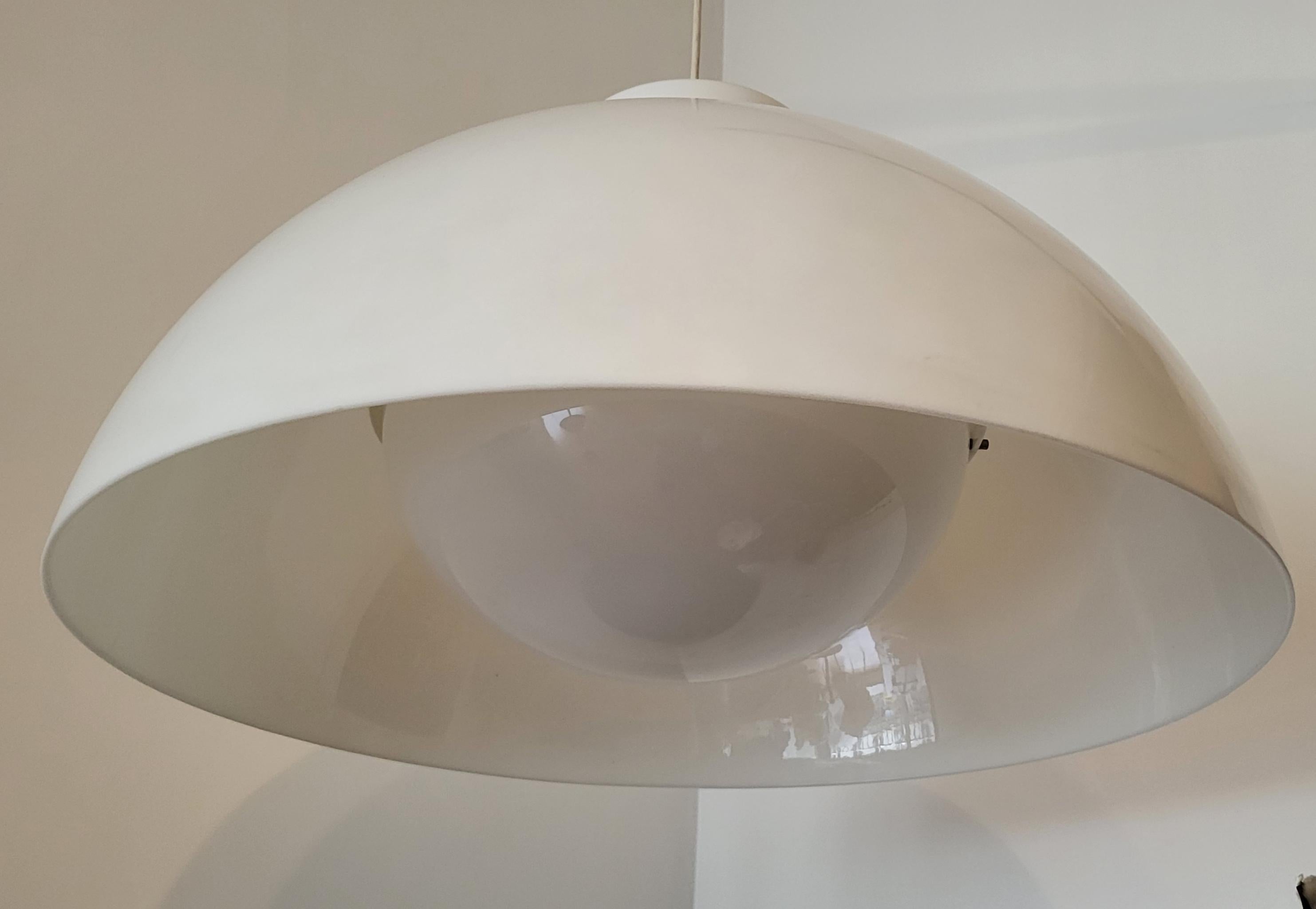 Très rare sur le marché , suspension de taille XXL 62 cm de diamètre, conçue par les designers de renommée mondiale, Achille et Pier Castiglioni et Fabrique par Kartell dans les années 1950. L'abat jour est en méthacrylate blanc.
Le lustre est