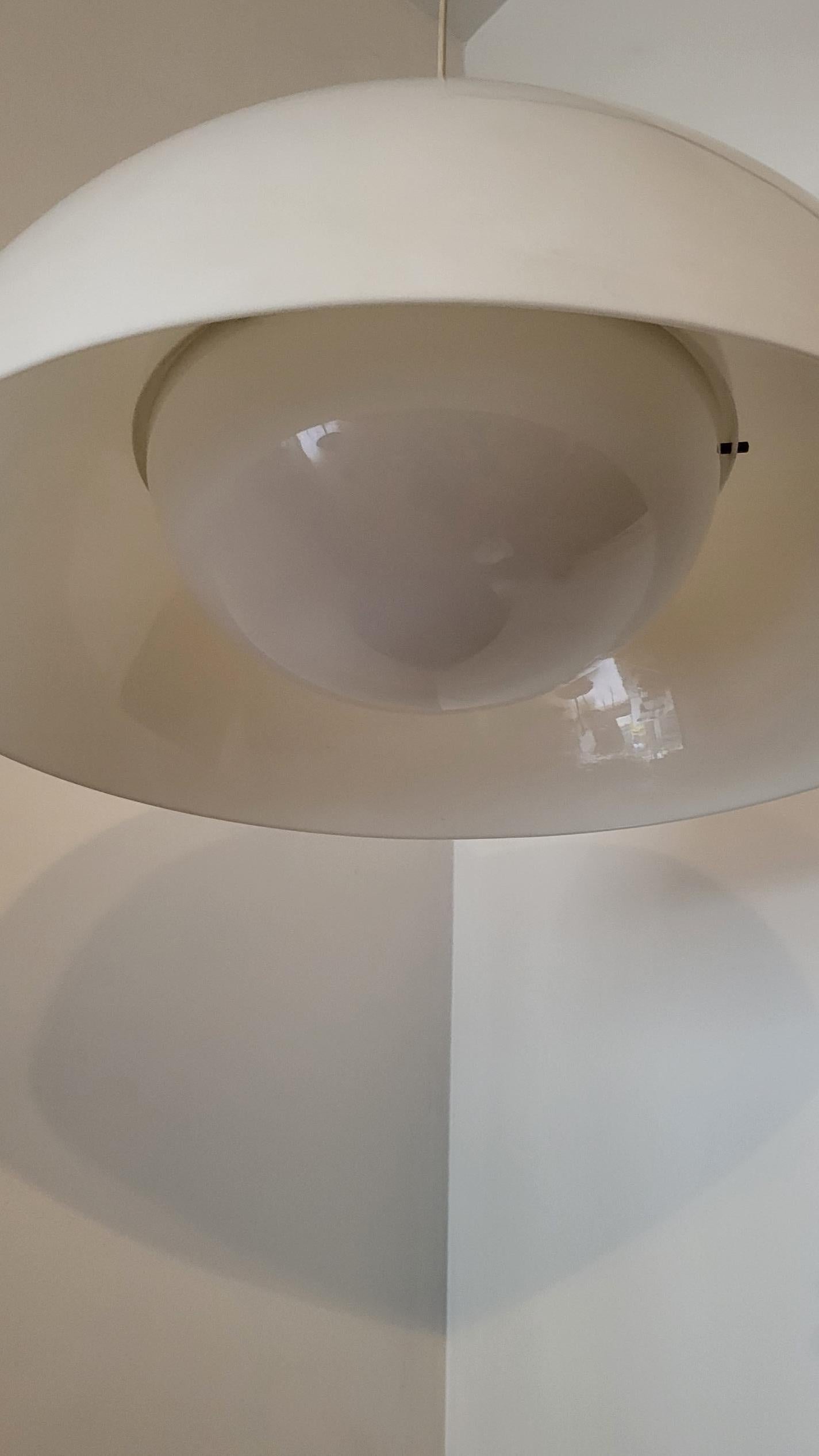 Lampe Kartell KD6 4006  blanche par Achille Pier Giacomo Castiglioni  Italy 1950 In Good Condition For Sale In AIX-LES-BAINS, FR