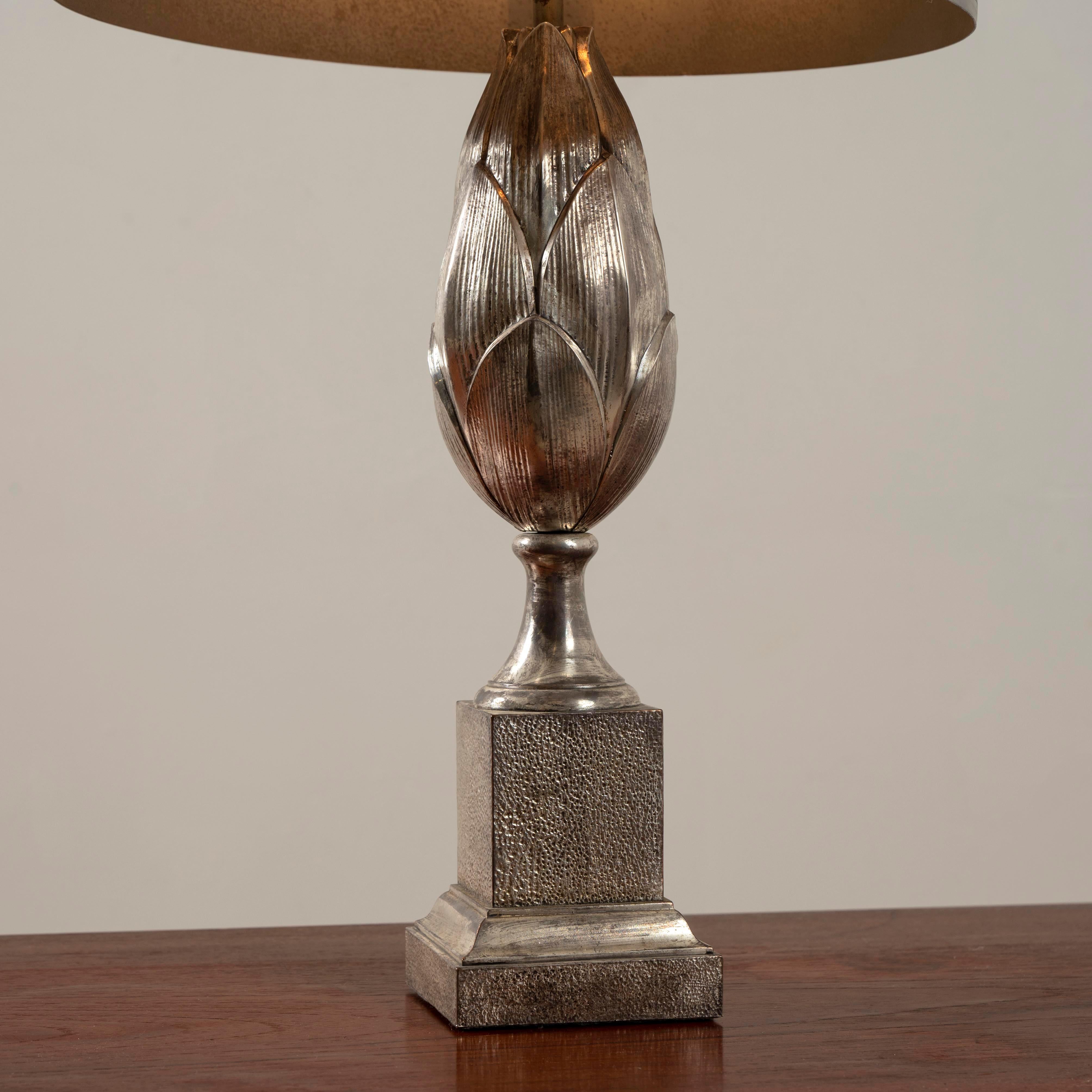 Lampe de la Maison Charles & Fils Paris en bronze nickelé, signé.

 Hauteur : 68 cm diamètre : 35 cm