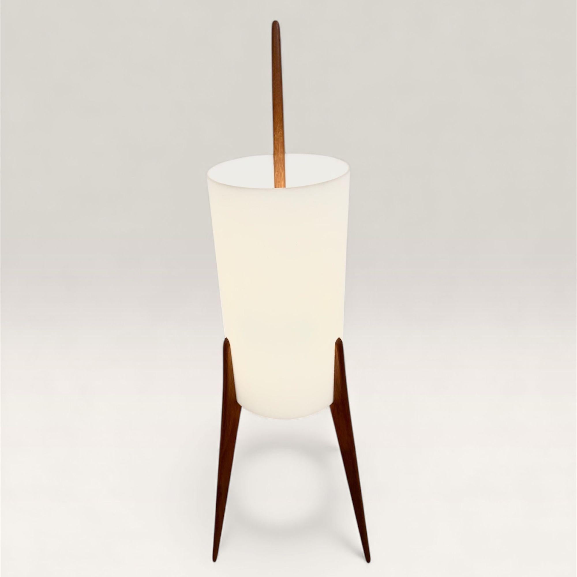 Un design original et élégant des frères Uno 
Östen Kristiansson pour leur propre maison d’édition Luxus.
Cette lampe a une structure en tecksupportant un abat-jour en perspex qui offre une lumière douce. Le cordon électrique blanc qui traverse